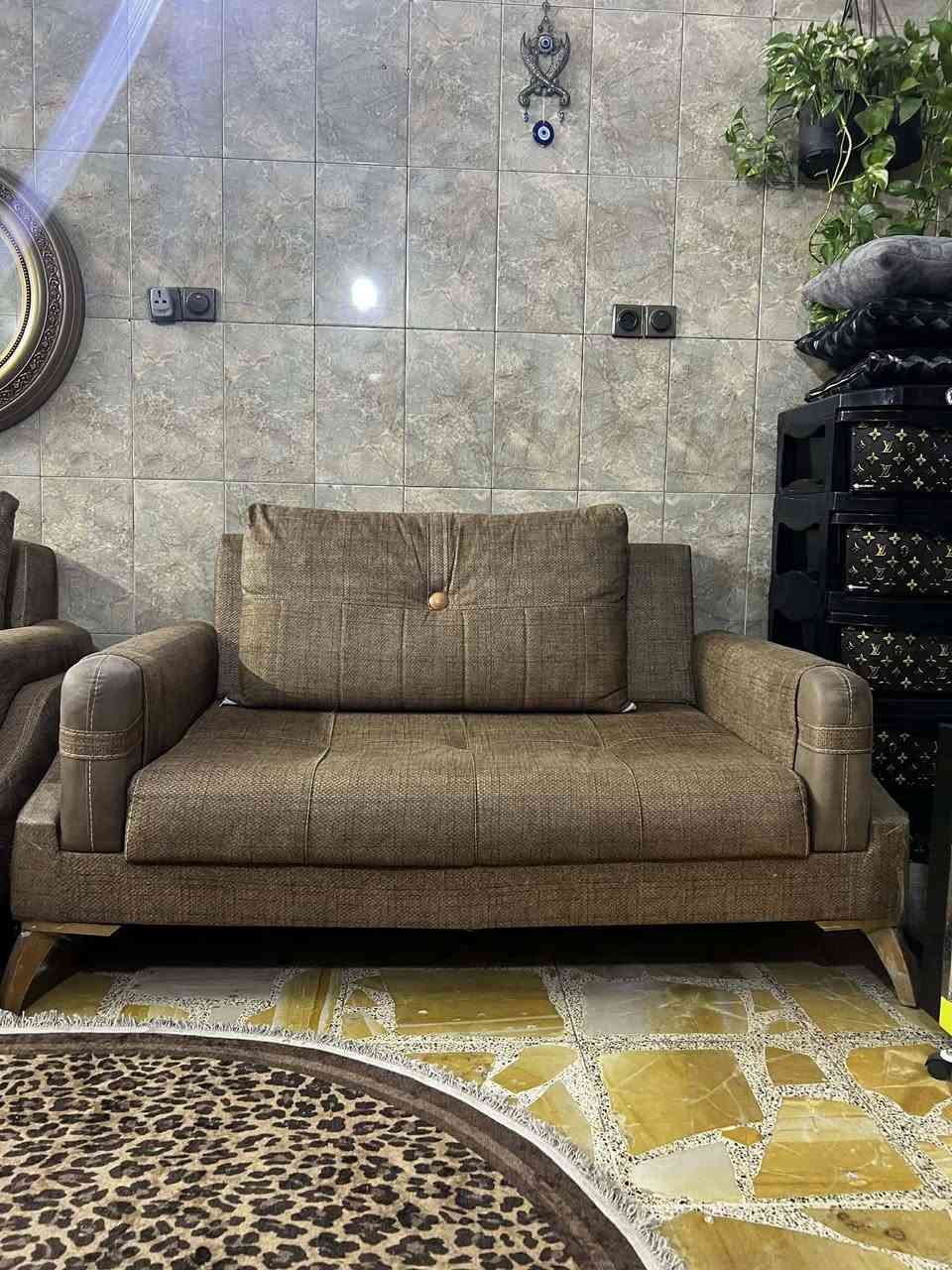 سلام عليكم تخم 10 مقاعد ويوجد مع كوشات مستخدم نظيف نضافه 95‎% بأمكانك تحوله الى سرير ويوجد بداخله مخزن العنوان سيديه ***********
