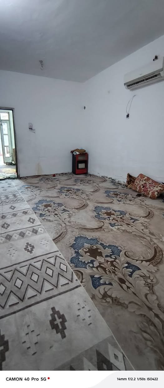 السلام عليكم بيت للبيع حي الصدر الثالث قرب مدرسة الذكر الحكيم ١٠٠م٢
غرفه وصاله ومطبخ صحيات داخليه وخارجية مكشوفة 
ساحة البيت جبيرة 
السعر ١٨ 
*********** واتساب
