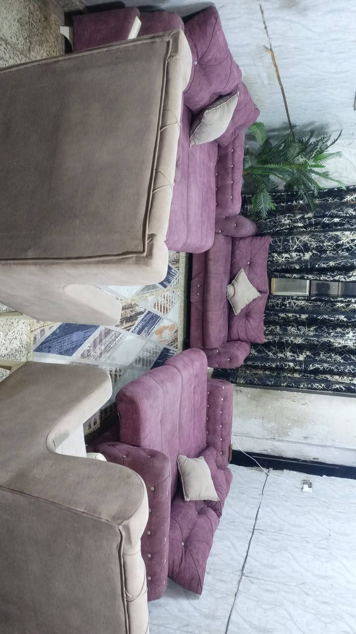 تخم تركي سرير ومخزن ١٠ مقاعد اخو الجديد نضافه ١٠٠بل ١٠٠ ثكيل سعر ٢٩٠ وبي مجال مكاني بياع يوجد توصيل بكروه *********** وتساب
