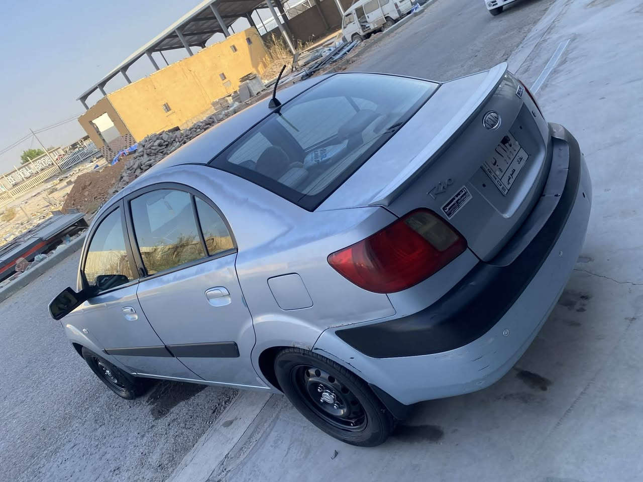 كيه ريو ٢٠٠٨
رقمه  بغداد بأسمي 
كير مكينه مكفولاتت  حداديه  هستوني مبدله كله امامي وخلفي 
السياره بيه رشات ابيع حزام  ***********        سعر (80)وبيه مجال
