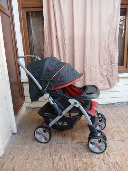 عارەبانەی مناڵ ئەوروپی  مارکە VAVAحەجم گەورە و تایەگەورە ،دەسکەکەی یەتەپێشەوە ڕوت لەمناڵەکەت بێت ، پاڵ ئەخرێ بۆ خەوتن لەتازەلەدایک بوەوەبۆی ئەبێ تا 50 کیلۆ زیاتریش هەڵەگرێت ، قایشی بەستنەوەی چوارلای هەیە ،ژێرێکی گەورەی پێوەیە،بچوک ئەکرێتەوە بۆناوسەیارە ، تایەوئیشۆپ و شتی هەموی مەزبوتە خاوەنەکەی 140  پێداوە سعری ئێستای گونجاوە و قفڵی 55 هەزارە  
سلێمانی ، گەیاندن هەیە*********** السليمانية
