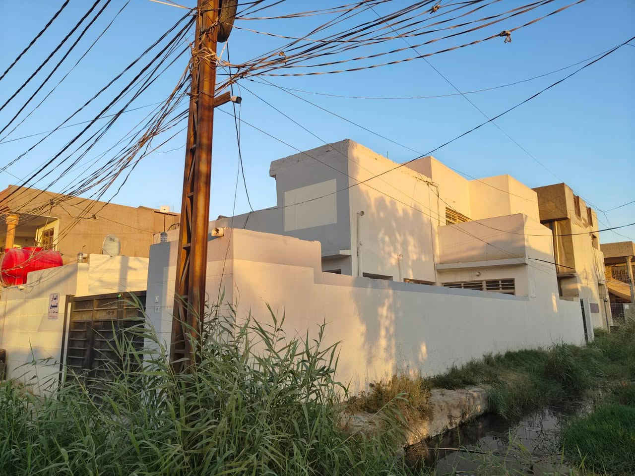 دار للبيع ركن طابقين
المساحة ١٥٠ م ملك طابو صرف بعقوبة حي المعلمين شارع مطعم الوان قرب مولد ابو حسين 
السعر ١٤٠ مليون ***********

