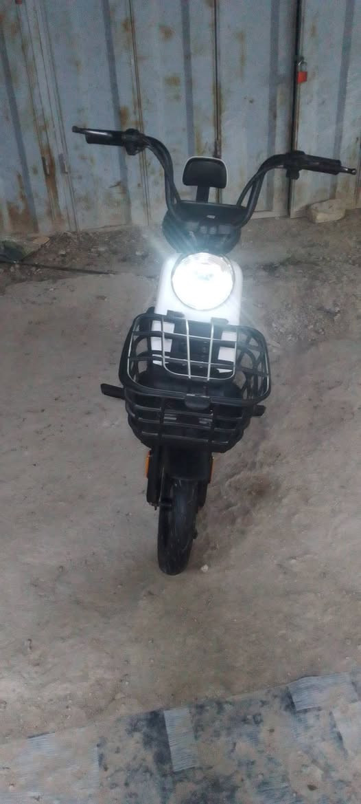 السلام عليكم دراجه شحن حجم 14
4 باتريات 
سرعه 60 
تمشي 25 كيلو 
بصمه+مفتاح 
لايت تشغيل ضعيف وبي قوي 
الدراجه شحن وبيها بايدر يعني تصير هم بايسكل وجديده بعدها مثل بصوره كدامك 
شاشه للشحن وليس للسرعه سرعه ثابته 60 
للتواصل والاستفسار على الرقم التالي ***********
