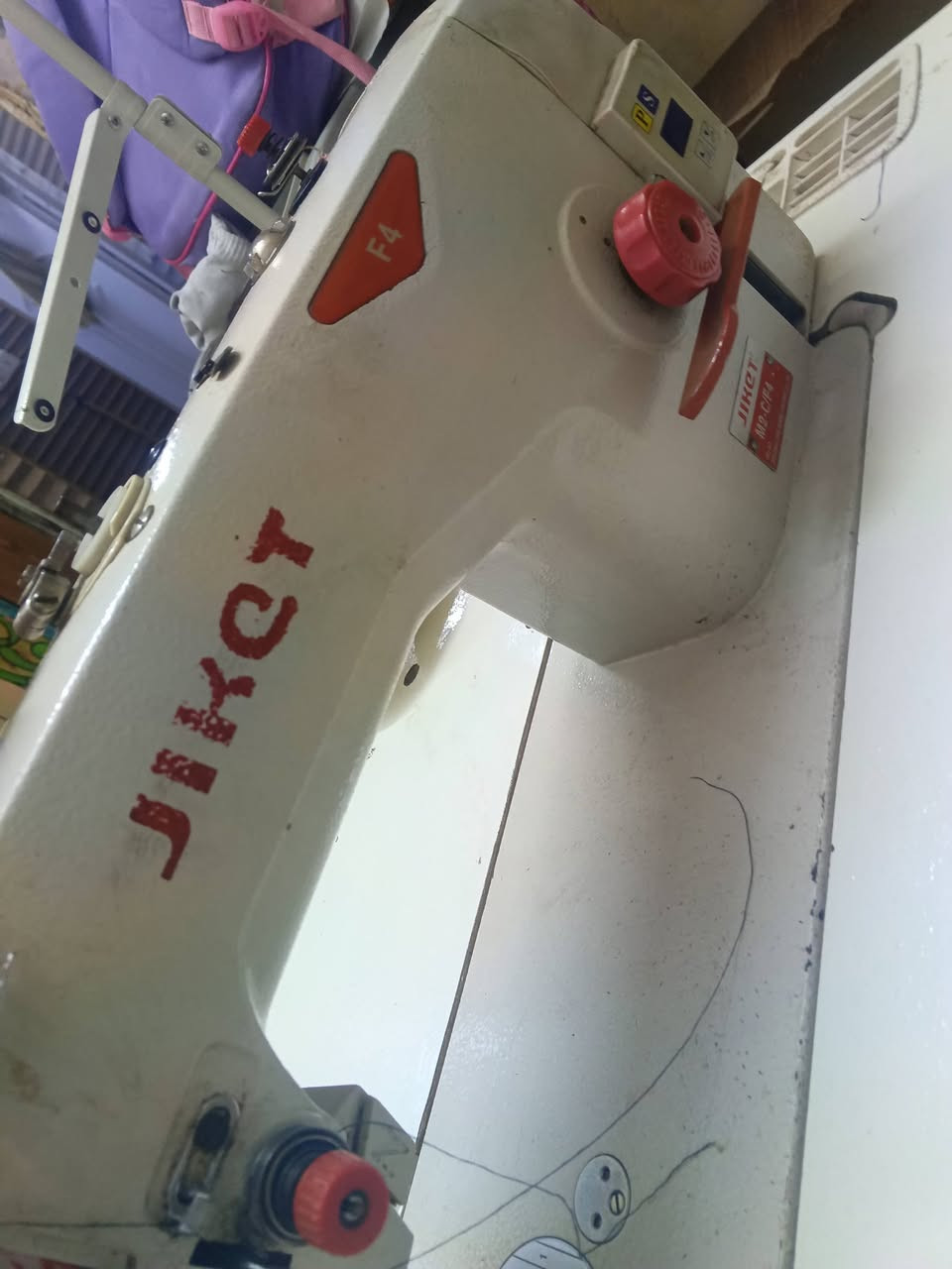 مكينه خياطه كاتم نضيفه نص امبير نضيفه ***********بي وتساب السعر 225
