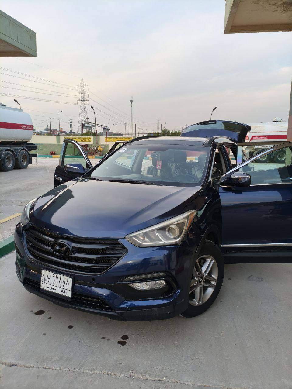 السلام عليكم
سنتافي موديل 2017 وارد امريكي فئة السبورت 
محرك 4 سلندر 2400cc نظام حقن وقود مباشر (gdi)
ضربتها جاملغ وبنيد الجاملغ راجع ع البارد 
بيها قطعتين صبغ البنيد والجاملغ الايمن الخلفي نص الجاملغ مثل ما موضح بالسونار
وبيها بارد وشويه طخطخات
ماشيه 186 الف كيلو 
محركها مجفت قطع اصليه وكاله وموجود ضمان القطع يم المركز الي جفتت يمه 
مابيها لا تنقيص ولا تبخير 
گير cvt
شادلها كاچ كان اصلي 
السياره فول مواصفات بانوراما 
5 راكب كشن السائق كهربائي 
كشنات جلد اسود 
المقاعد تدفئه الاماميه والخلفيه  
بيها 3 انظمة قياده (eco , normal , sport) 
كامره خلفيه دواره 
حساسات خلفيه 
نظاام تحذير المنطقه العمياء 
مثبت سرعه 
نضام مانع انزلاق 
تحكم ستيرن يدوي 
تبريد قطعتين 
شاشة البلاديه بيها بلوتوث + اواكس
الجنطه بيها مساحة تخزين واسعه
رقم بغداد ب اسمي تحويل ثاني يوم   
السياره ما شاء الله تاخذها ماتصرف عليها كامله 
سعرها 146 وبيها مجال 
مكان السياره بغداد حي الجوادين 
***********
