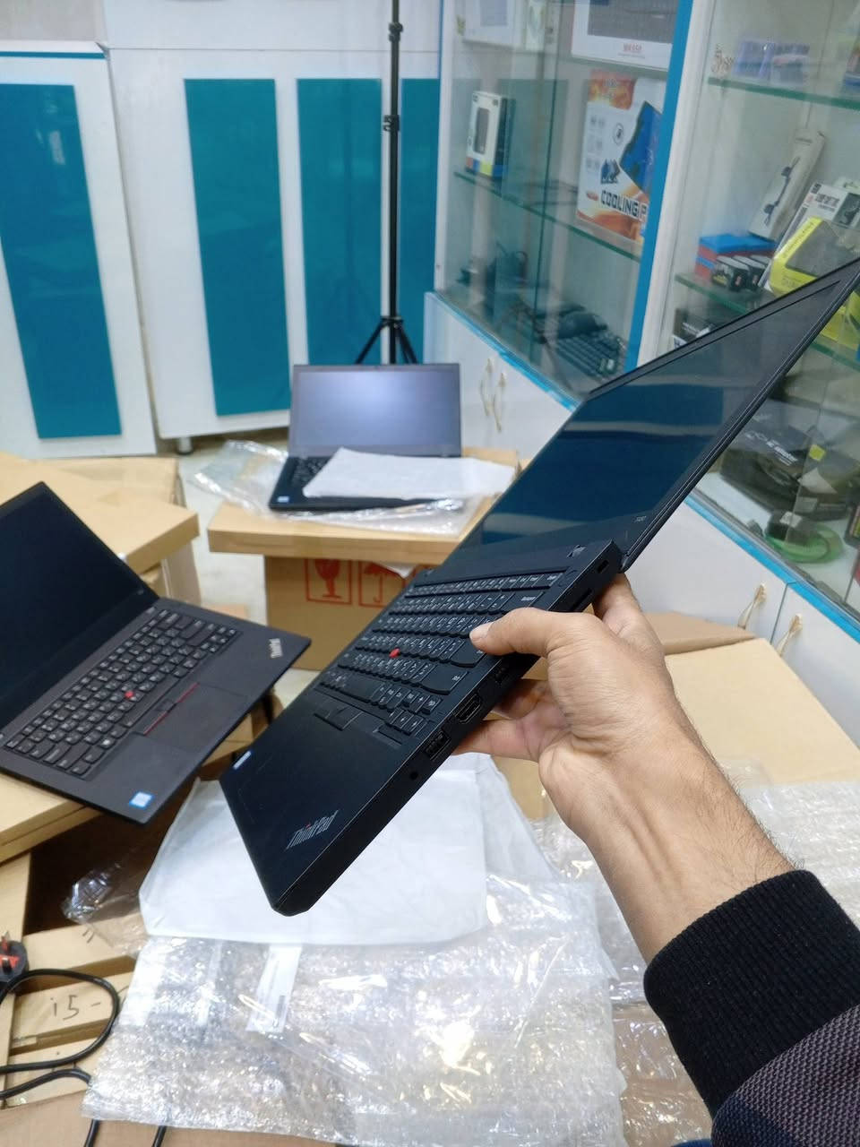 السلام عليكم ورحمة الله وبركاته
توفرت وجبة جديدة من لابتوبات اللينوفو Lenovo مستخدم باله بنضافة عالية جداً (مثل ما موضح بالصور نضيف جداً حالة من حال الجديد) 
توفرت بمودلين:

الموديل الاول Lenovo T480
المواصفات:
-المعالج Core i5 الجيل السابع فئة U
-الرام 8 GB
-الهارد 256 SSD GB
-حجم الشاشة 14 انج 
-كارت الشاشة انتل متصل 4 GB
-كيبورد عربي انكليزي 
-بطارية من 2 الى 3 ساعة مع ضمان ساعة كاملة فما فوق
-يحتوي على منفذ تايب سي Type C + منفذ HDMI + كامرة بدقة عالية + منفذ شريحة سيم كارت 
-نوع الشاحن تايب سي شحن سريع 65 واط 
-الملحقات الشاحنة الاصلية مع الكارتون + وصل الضمان 
سعر اللابتوب 200 الف شامل التوصيل لباب البيت 

الموديل الثاني Lenovo T470
المواصفات:
-المعالج Core i5 الجيل السادس فئة U 
-الرام 8 GB
-الهارد 256 SSD GB
-حجم الشاشة 14 انج 
-كارت الشاشة انتل متصل 4 GB
-كيبورد عربي انكليزي 
-بطارية من 2 الى 3 ساعة مع ضمان ساعة كاملة فما فوق 
-يحتوي على منفذ تايب سي Type C + منفذ HDMI + كامرة بدقة عالية + منفذ شريحة سيم كارت 
-الملحقات الشاحنة الاصلية مع الكارتون + وصل الضمان 
سعر اللابتوب 180 الف شامل التوصيل لباب البيت 

ملاحظة: كل اللابتوبات ننطي بيهن ضمان استبدال لمدة اسبوع كامل في حال وجود أي خلل او عطل 
وايضا ننطي ضمان بالبطارية اقل شي ساعة كاملة فما فوق
وأيضاً في حال طلبته توصيل الك حق تفتح اللابتوب أمام المندوب وتفحصه على راحتك وفي حال وجود اي اختلاف في المواصفات أو اي شيء آخر فـ تكدر ترفض الطلب وما تدفع حتى حساب التوصيل، وفي حال اخذته فأنت عندك ضمان لمدة اسبوع كامل 

العنوان : كربلاء المقدسة/ الحر/ مركز التواصل 
رقم الهاتف: ***********

واهلا وسهلا بكم.
