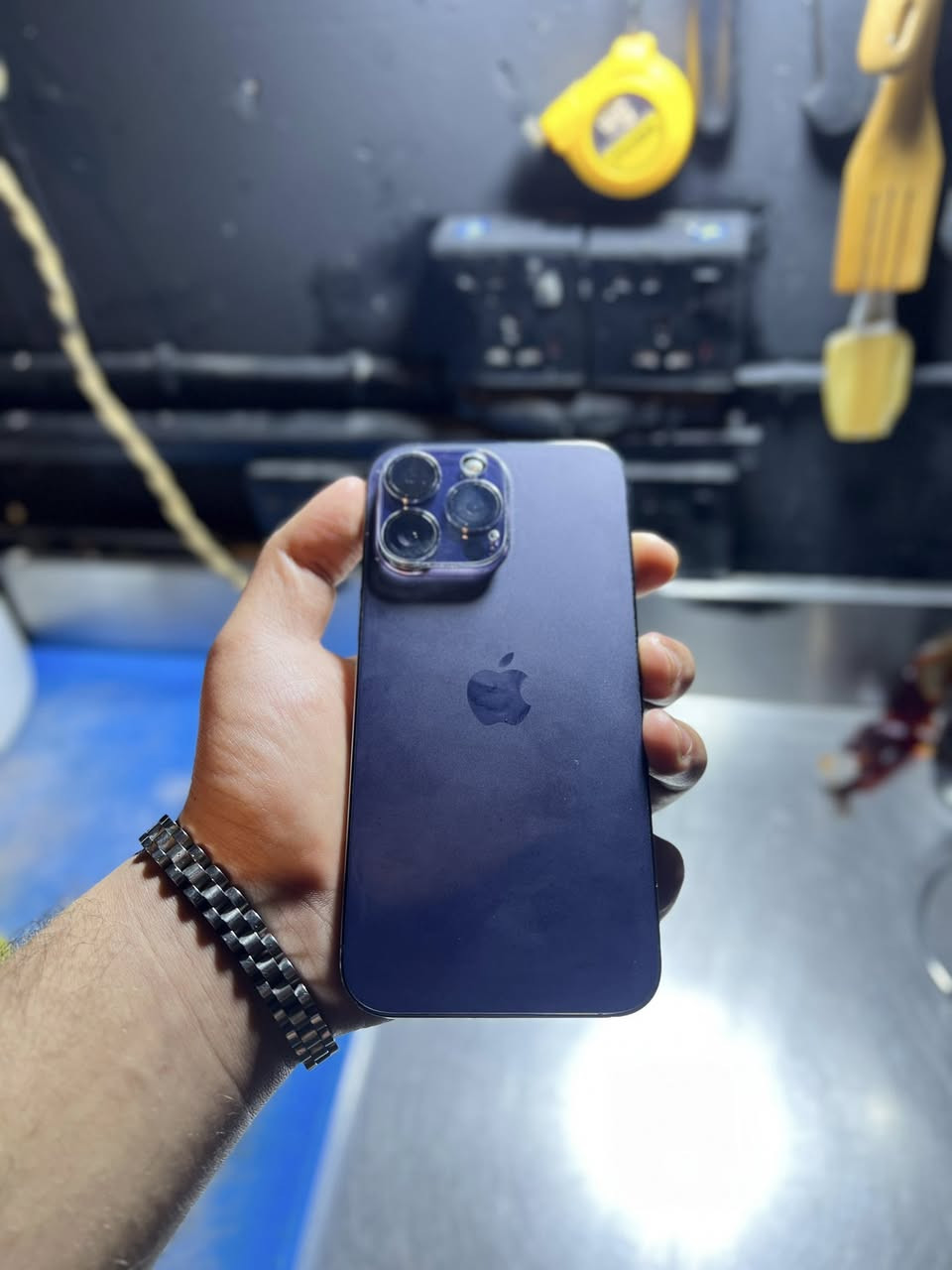 السلام عليكم
ايفون 14برو ماكس 
 ذاكره 256 
لون بنفسجي المميز 
بطاريه 79 
التلفون مبدل شاشه 
فقط شاشه مبدل الباقي كله على وضع الشركه 
للبيع بسعر 650 وبي مجال 
مكاني تكريت صلاح الدين 
رجاءاً الي مو شراي ليتعبني 
*********** رقمي
