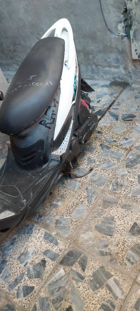 السلام عليكم دراجه ماكس البيع دراجه حلوه بس طاكه الجبنه مالتهه رايدهه 400وبيهه مجال العنوان البلديات تقاطع الكهرباء ***********
