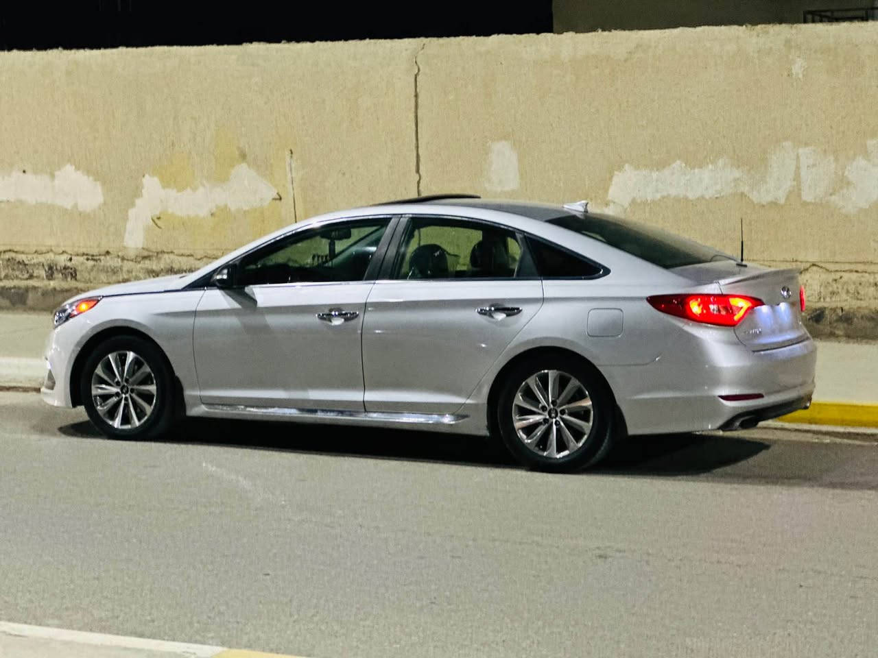 السلام عليكم 
سوناتا 2017 سبورت امريكي حادثها بس مقدمه البنيد صبغ الباقي مكفول من الضربه و الصبغ و التبديل ايرباك ما ضارب رقم ذي قار دولي بأسمي 
فول مواصفات فتحه بصمه جلد جنطه ذكيه يدات نيكل ترحيب شاشه وكامره ويل كب كروم دبل كزوز اشاير بالمري كشنات تدفئه تبريد حداديه و مكينه وكير جاهزات تبريد ثلج مابيها اي نقص سياره جديده كلش مكاني الناصريه / الغراف 
السعر 130 و بيها مجال 
رقمي / *********** ناصرية, ذي قار
