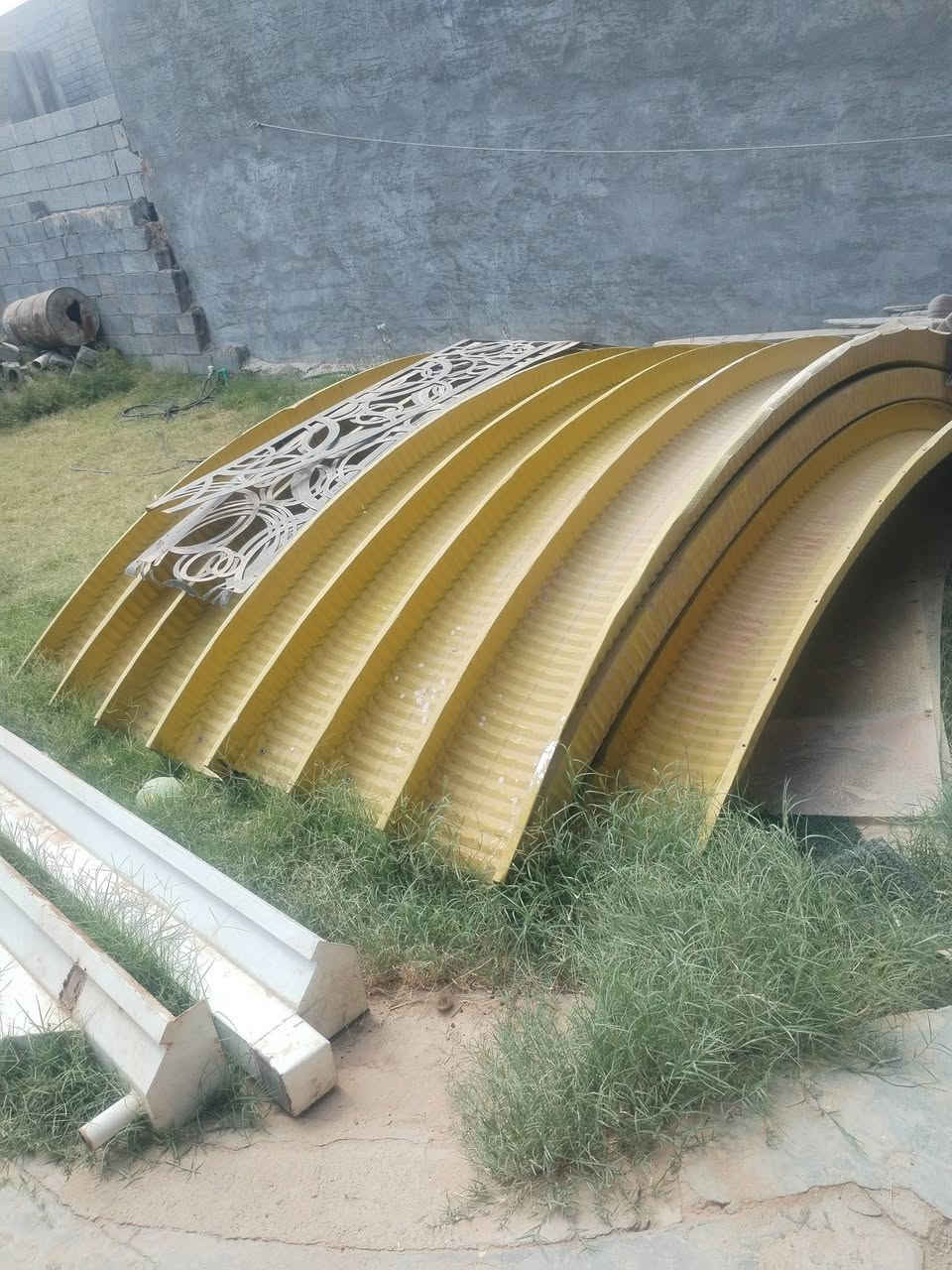 السلام عليكم سقيفه بيت كراج للبيع استعمال قليل مستعجل عل البيع الطول ٧ونص والعرض ٣ السعر ٨٠٠وبيهه مجال العنوان الخالديه ***********
