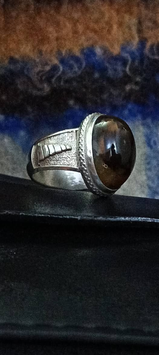 تحفه من العقيق الشجري اليماني صياغه يدويه سر من رأى..
مكان ناصريه مركز لايوجد توصيل 
(قياس الخاتم 22_23)
السعر(55)
***********
