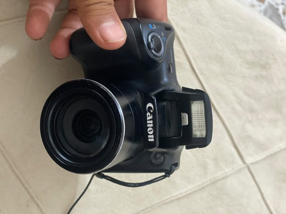 السلام عليكم للبيع كامره نوع كانون sx400 كامل ملحقات  كلهة شغاله مابيهة اي عيب وياهة صورهة فول  رام 2كيكه وجنطه السعر ٧٠ وبيهة مجال بصيط  ***********  مواصفاتهة داخل الصور
