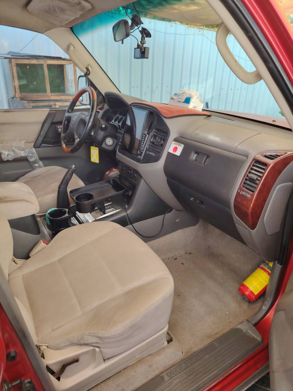 السلام عليكم اخوان باجيرو 2007 محرك 3000 بدون ضربه بدون صبغ بدون معجون فقط بيها جراد السياره بيها طخه بلدعاميه الخلفيه رقم بغداد بسمي كلشي بيها شغال تخم تاير جديد ادامه كامله كله اصلي وكاله من قوايش رولات نوزلات فيت بم كلج مروحه تبريد ثلاث قطع ثلج شاشه تاب كامره خلفيه نقص صدر خلفي امامي نص عمر عارضها للبيت  والسعر 85 بيها مجال عنوان بغداد *********** تحياتي للجميع
