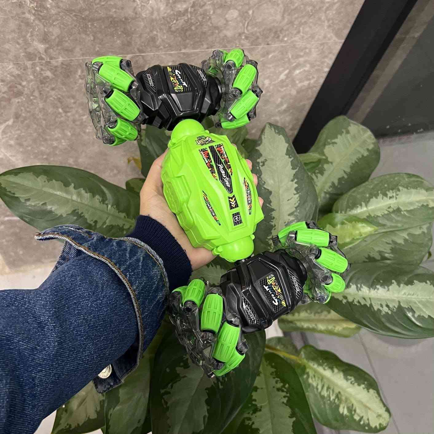 سيارة تحكم عن بُعد Double-Sided Stunt Twisting – دوران 360°

سيارة ألعاب بتحكم عن بُعد مصممة للحركات الاستعراضية، تتميز بتصميم مزدوج الجوانب وقدرة على الدوران والالتفاف، مع إضاءة وعرض تجريبي، مناسبة للأطفال من عمر 6 سنوات فأكثر.

المميزات:
 • تصميم Double-Sided يعمل على الجهتين للحركات الاستعراضية
 
• دوران كامل 360° Rotate
 
• نظام تحكم لاسلكي 2.4GHz Radio System
 
• إضاءة LED مدمجة (Light)
 
• أوضاع حركة متعددة تشمل الالتفاف (Twisting) والانجراف (Drift)
 
• وضع Demo Show للعرض التلقائي

 • نوع المنتج: سيارة تحكم عن بُعد استعراضية
 • نظام التحكم: 2.4GHz
 • الدوران: 360 درجة
 • الإضاءة: نعم (Light)
 • العمر المناسب: +6 سنوات
 • مصدر الطاقة – السيارة: بطارية 3.7V 14500
 • مصدر الطاقة – جهاز التحكم: 2 × 1.5V AA (غير مرفقة)

محتويات العلبة:
 • سيارة تحكم عن بُعد Double-Sided
 • جهاز تحكم لاسلكي
 • بطارية 3.7V للسيارة
 • كابل شحن USB
 • دليل الاستخدام بغداد, العراق


**إذا كنت صاحب هذا الإعلان وتريد حذفه لأي سبب، رجاءا أرسل رسالة إلى الدعم الفني**