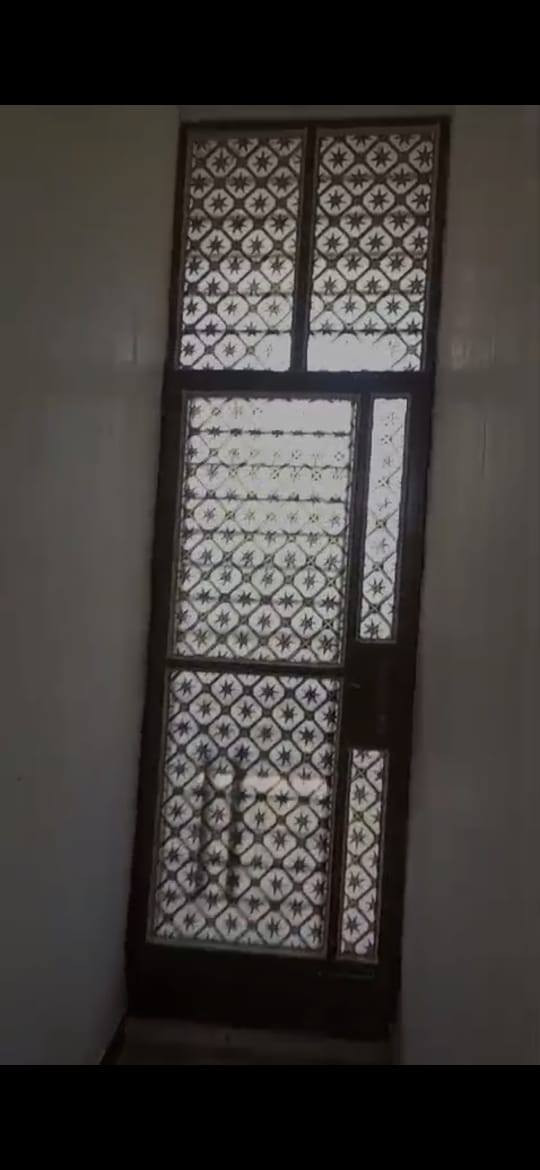 السلام عليكم بيت 100 مساحته لأيجار فوك البيت يوجد مؤجر بيت في مدخلين اسقبال حولي مطبخ غرفت نوم حمام مشترك توليت خارجيه عنوان البيت كفأات وره شيخ سردي ثالث فرع رقم الهاتف *********** اتصال واتساب
