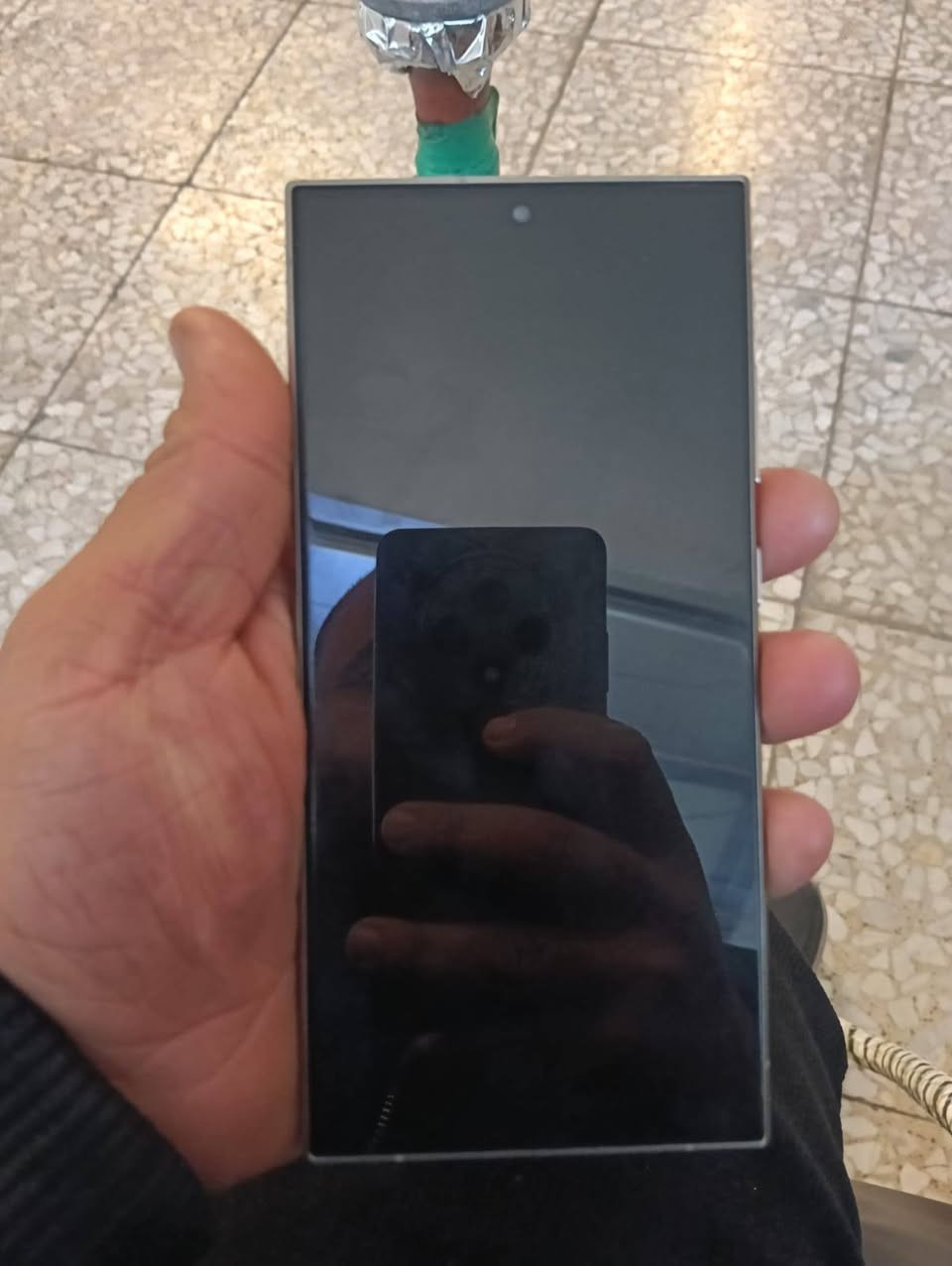 عندي اس 24 الترا  ذاكره 256 اخوه الجديد رايده ٩٥٠ ويا اربع حافظات جدد ويا شاحنه وكارتونته والكيبل ابد مامفتوح
وين ماتريد روح افحص وانطيك بي ضمان الفحص شهر 
مكاني مدينه الصدر بغداد 
***********
