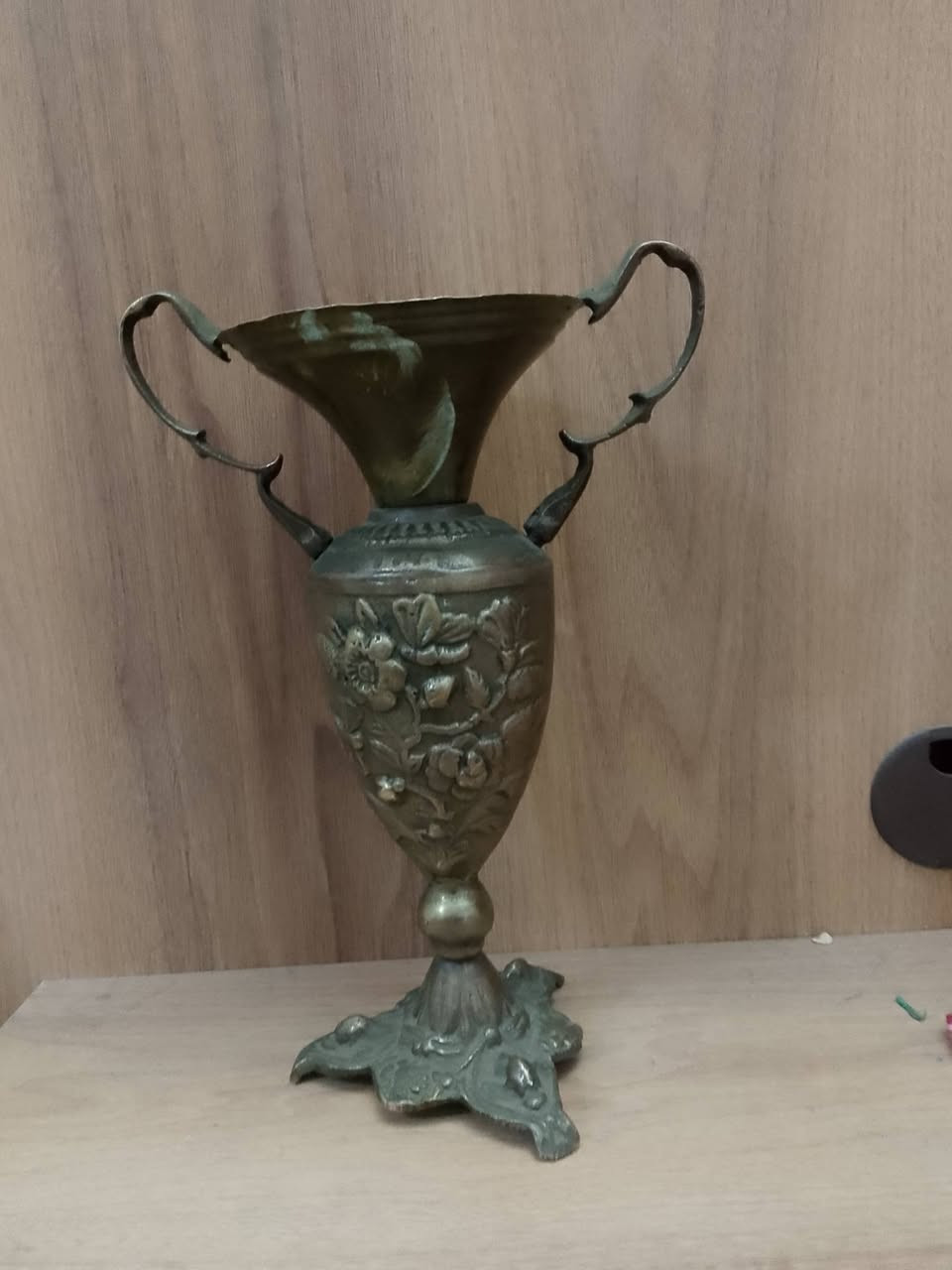 سلام عليكم متاح مزهريه نحاس انتيكه قديمه حيل مكاني بغداد مدينة الصدر وزنها كيلو ونص ***********
