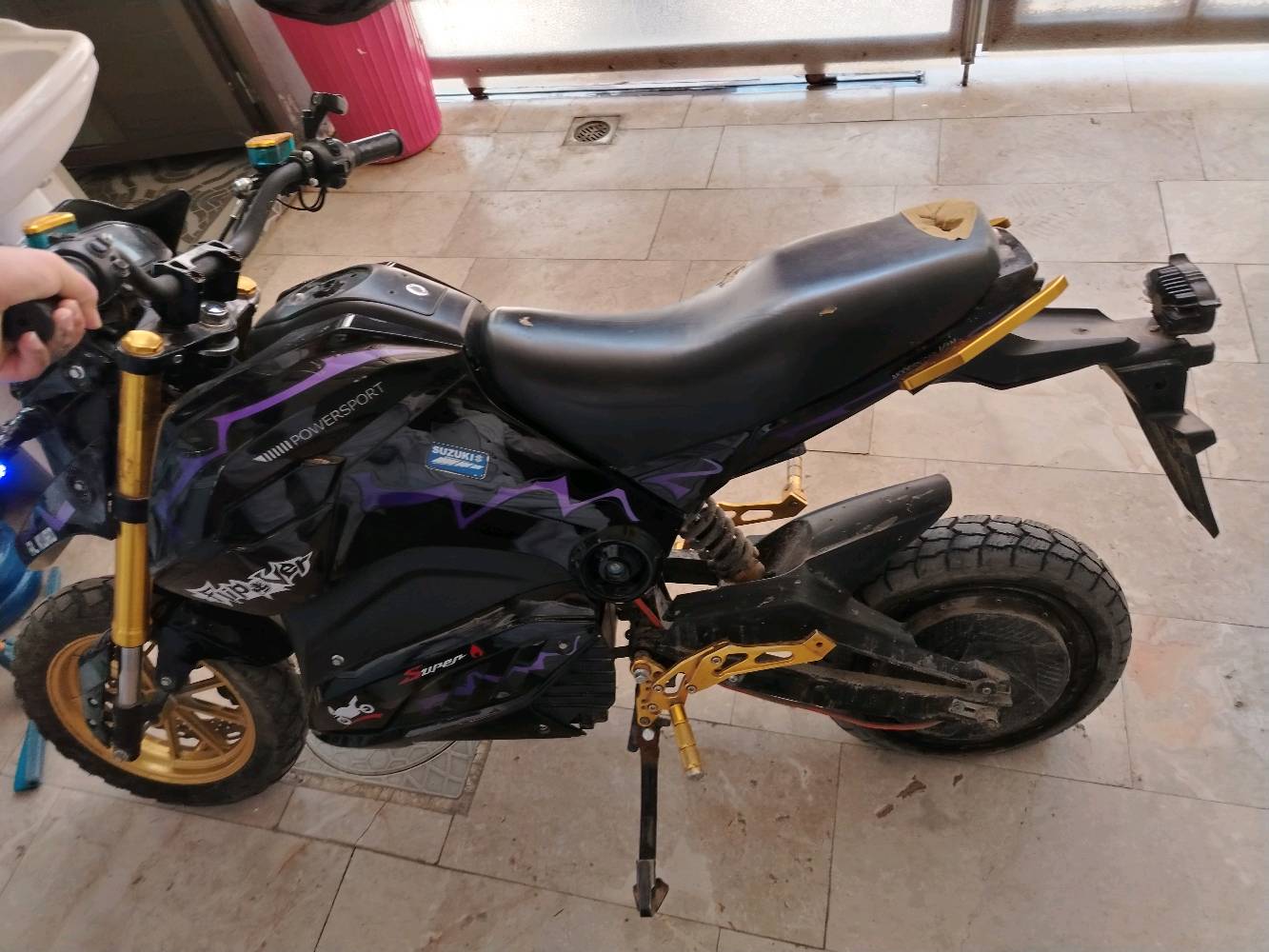  دراجه شحن الشكل الجديد مع وصل الشراء صارلها تقريبأ 6 أشهر من مشتريها

بطاريه فول ملف نضيف فقط عيبها التاير الخلفي خالع +كتف نمره ثالثه سعرها 850 بيها مجال بسيط جدا
 او عندك مراوس  ب ايشي اعرضه الي 
 العنوان بغداد حي جهاد 