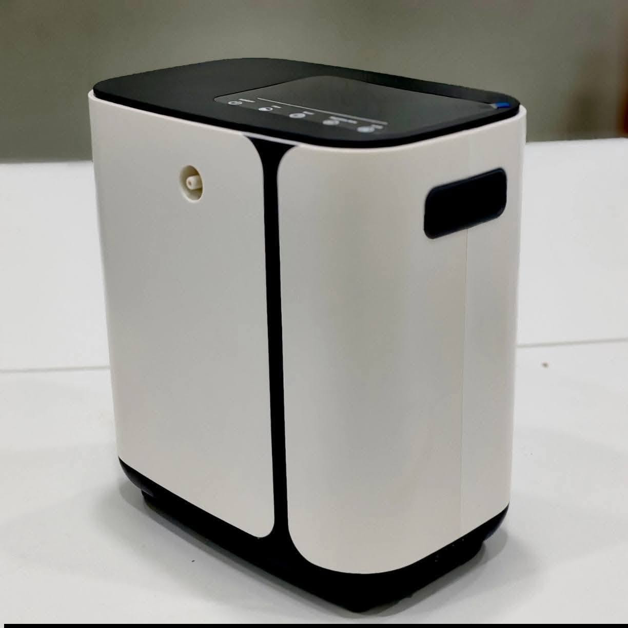 جهاز طبي بهاذ شكل انطي سعر وبالعافيه عليكم 
هذا جهاز مكثف أكسجين محمول (Portable Oxygen Concentrator) يستخدم عادةً في المنزل أو أثناء التنقل لتوفير أكسجين عالي التركيز.يتميز الجهاز بحجمه المدمج، وشاشة LED تعمل باللمس لسهولة التشغيل ومراقبة التدفق.يمكن ضبط معدل تدفق الأكسجين بشكل عام بين 1 إلى 8 لتر في الدقيقة، مع تركيز يصل إلى 93% ± 3%.الجهاز مصمم ليكون هادئاً، حيث يبلغ مستوى الضوضاء عادةً أقل من 45 ديسيبل، مما يجعله مناسباً للاستخدام المنزلي.


**إذا كنت صاحب هذا الإعلان وتريد حذفه لأي سبب، رجاءا أرسل رسالة إلى الدعم الفني**