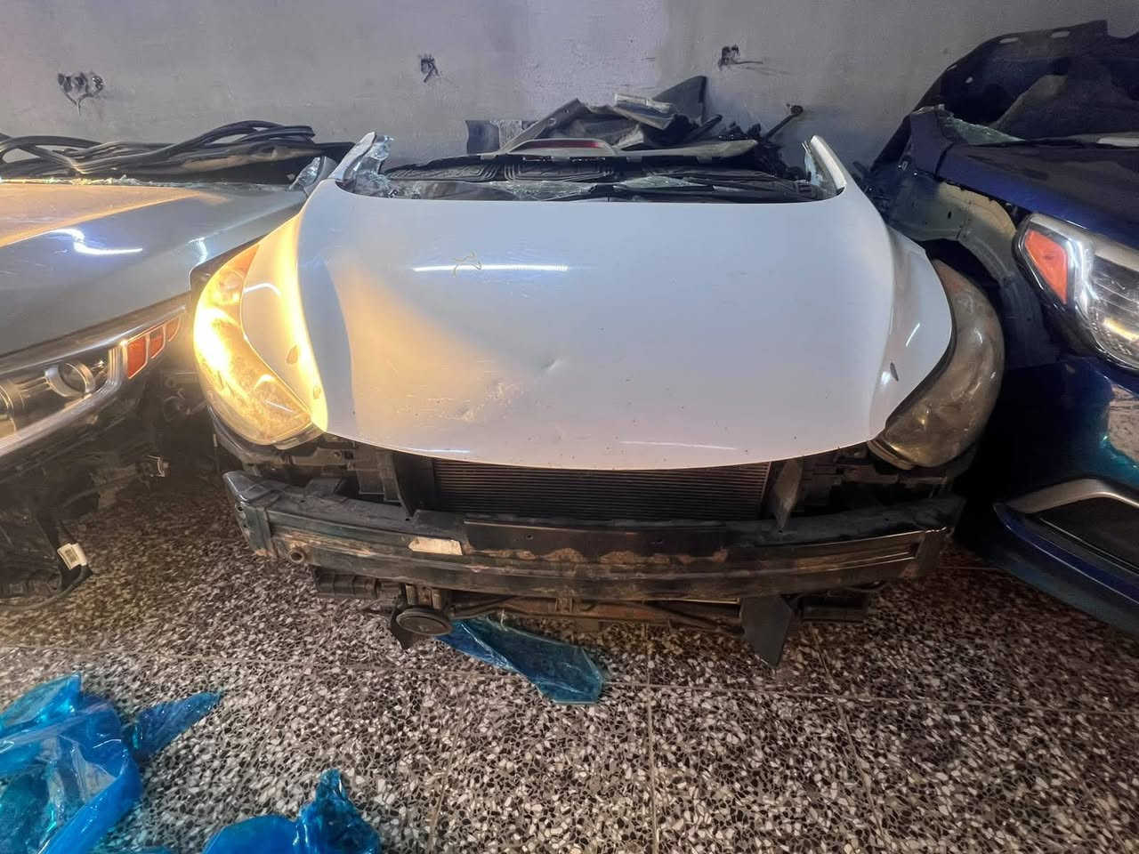 السلام عليكم توفر لدينا ادوات احتياطيه لجميع السيارات الكورية والامريكيه موقعنا بغداد خلف مجمع الزهور للاستفسار على الارقام التالية ***********
***********
***********
