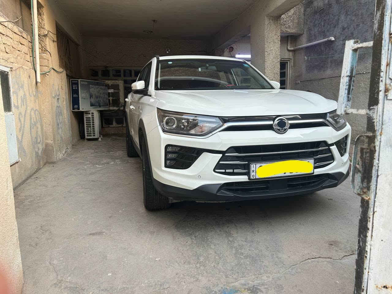 كوراندو 2025 زيرو

شركة  سانك يونك الكورية 

كوري اصلي 100%

حرة ، رقمها بغداد ، الرقم الإنكليزي( الألماني )

سيارة ماشاء الله تخبل من كلشي 

ماشية بس ١٠ الف كم يعني بعدها زيرو 

مشتريها من الشركة ماصار ٥ اشهر، 

 بالضمان 100 الف كم او ٣ سنين

مبدل بس تبديلتين دهن

محرك 1500 توربو ، عزم وقوة تعادل محرك 2600 تنفس طبيعي،  بصراحة سياقتها جدا ممتعة

اقتصادية جدا بالوقود بالازدحامات داخل بغداد تصرف حوالي 7 لتر لكل 100 كم، وبالطرق الخارجية والسفر تنزل إلى 6 لتر لكل 100 كم.

بها عزل رهيب وغرفتها واسعة وجدا مريحة للسائق والعائلة 

فول مواصفات

​سلايد 

كير اوتو 3 وضعيات قيادة 6 نمر 

شاشة ذكية متطورة ابل كار

مع تحكم ستيرن كامل.
 
بصمه ترحيب ذكي 

عدسات زنون 

كشافات ضبابيه 

مثبت سرعة

​تبريد ثلاجة (ما شاء الله) 

حساسات بلادية داير مدار السيارة 360 درجة 
رادارات 

حساسات لمراقبة ضغط الإطارات والستيرن
 
مري  شفط

كاميرا خلفية عالية الدقة

 نظام الثبات الإلكتروني

مانع انزلاق

 ايرباكات
 
وبعد هواية مواصفات 

​السيارة بحالة الشركة، بيها دعمة خفيفة جداً بالباب  من الجهة اليمنى (تتصلح بارد PDR  وترجع بلادية 100%). باقي السيارة مكفولة كفالة عامة من كل شي.

السيارة باسمي   السنوية جديدة
  تحويل ثاني يوم مباشرة 

♦️​السعر والتواصل♦️
​السعر: الاستفسار عن السعر على الخاص أو من خلال الاتصال

 ♦️​المكان: بغداد - السيدية.

​للتواصل (اتصال عادي أو واتساب):
 *********** بغداد, العراق
