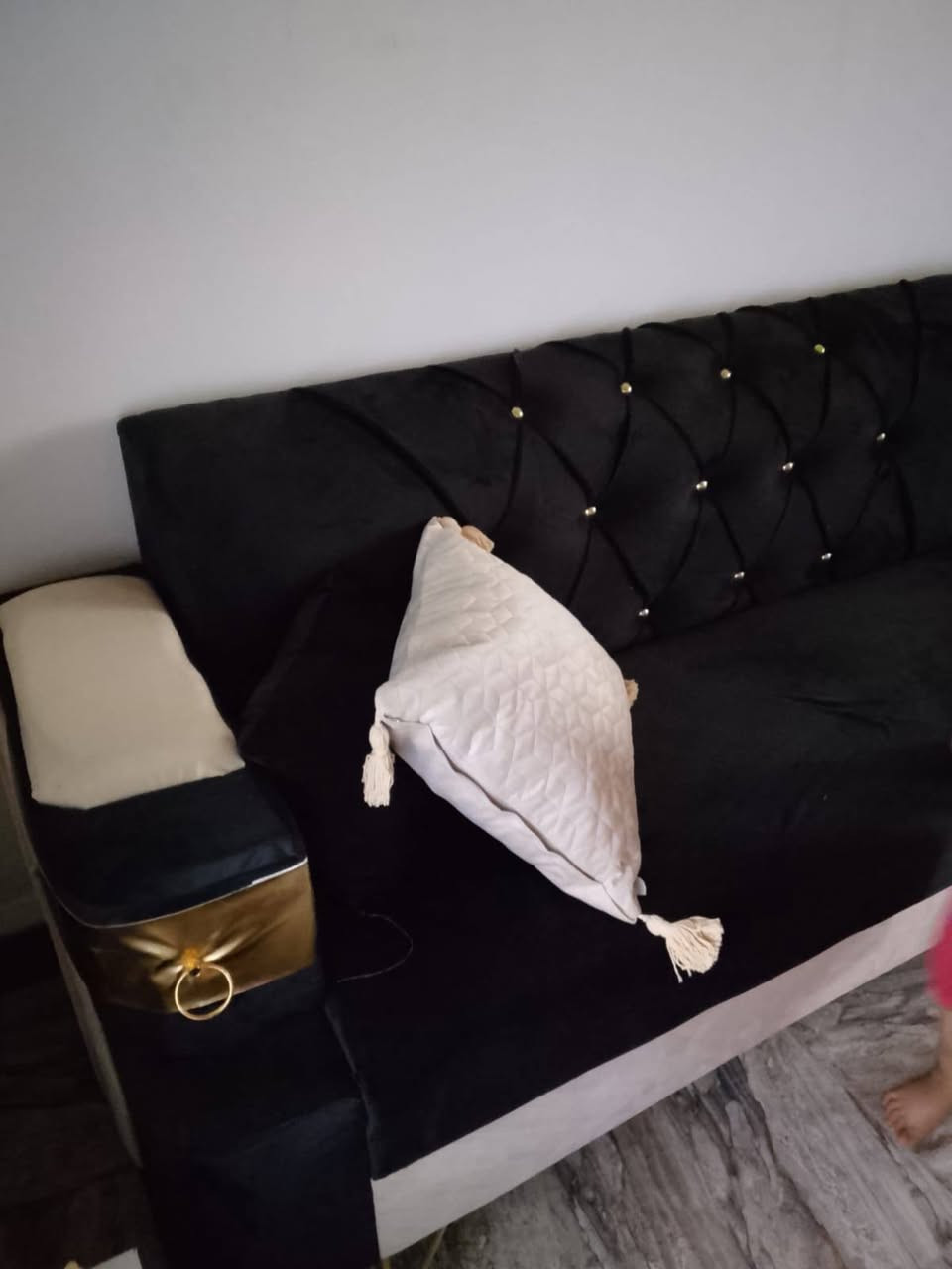 ديوان للبيع ٨ مقاعد + طبله وسطية واربع كوشات سعر ٢٥٠ وبي مجال


**إذا كنت صاحب هذا الإعلان وتريد حذفه لأي سبب، رجاءا أرسل رسالة إلى الدعم الفني**