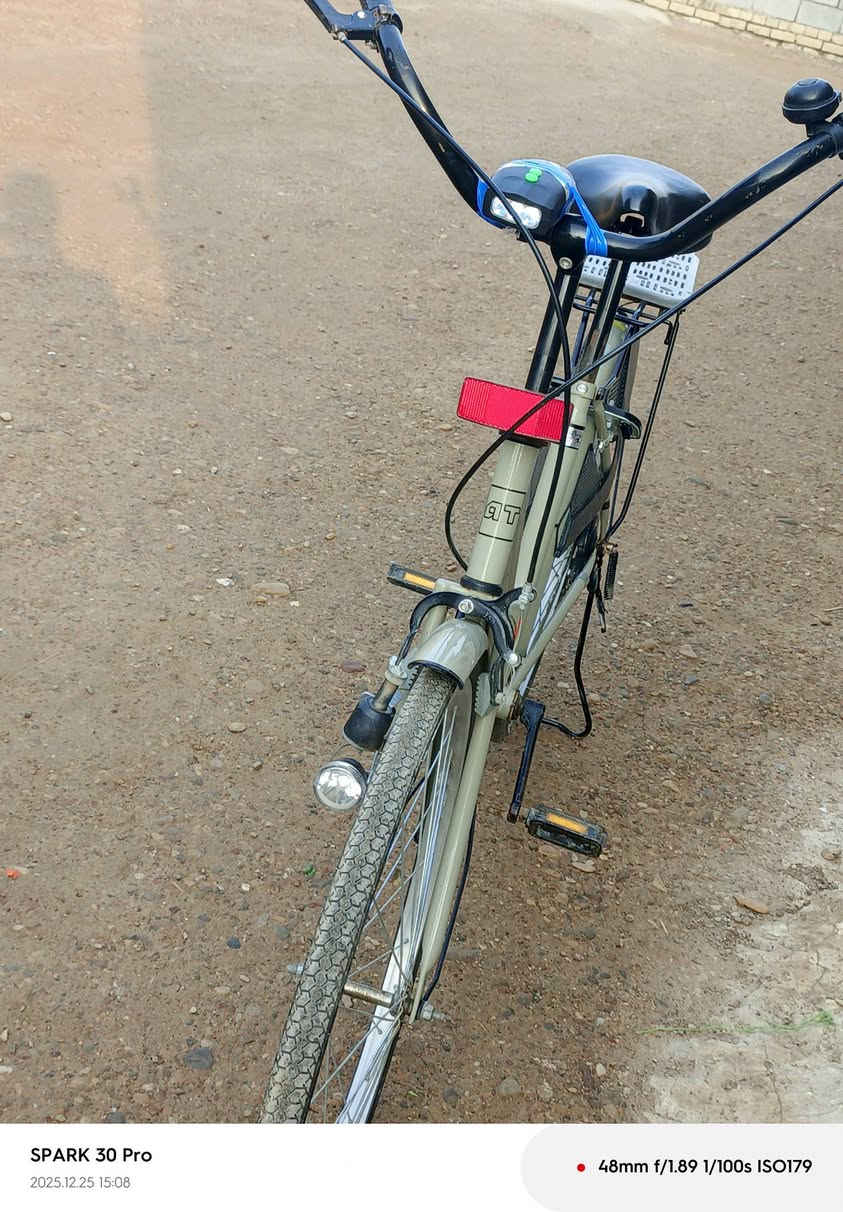 السلام عليكم بايسكل للبيع ياباني كرتون ياباني شرط النظافه 100/100 فول يجي وياه كاسحة  وعواية ولايت عدد 2 واحد وي العواية والثاني بلادي شرط الفحص الباسكل مستخدم 2يوم للاستفسار الاتصال على الرقم واتساب *********** مكان ميسان المشرح السعر 125وبي مجال وانا خادم للطيبين
