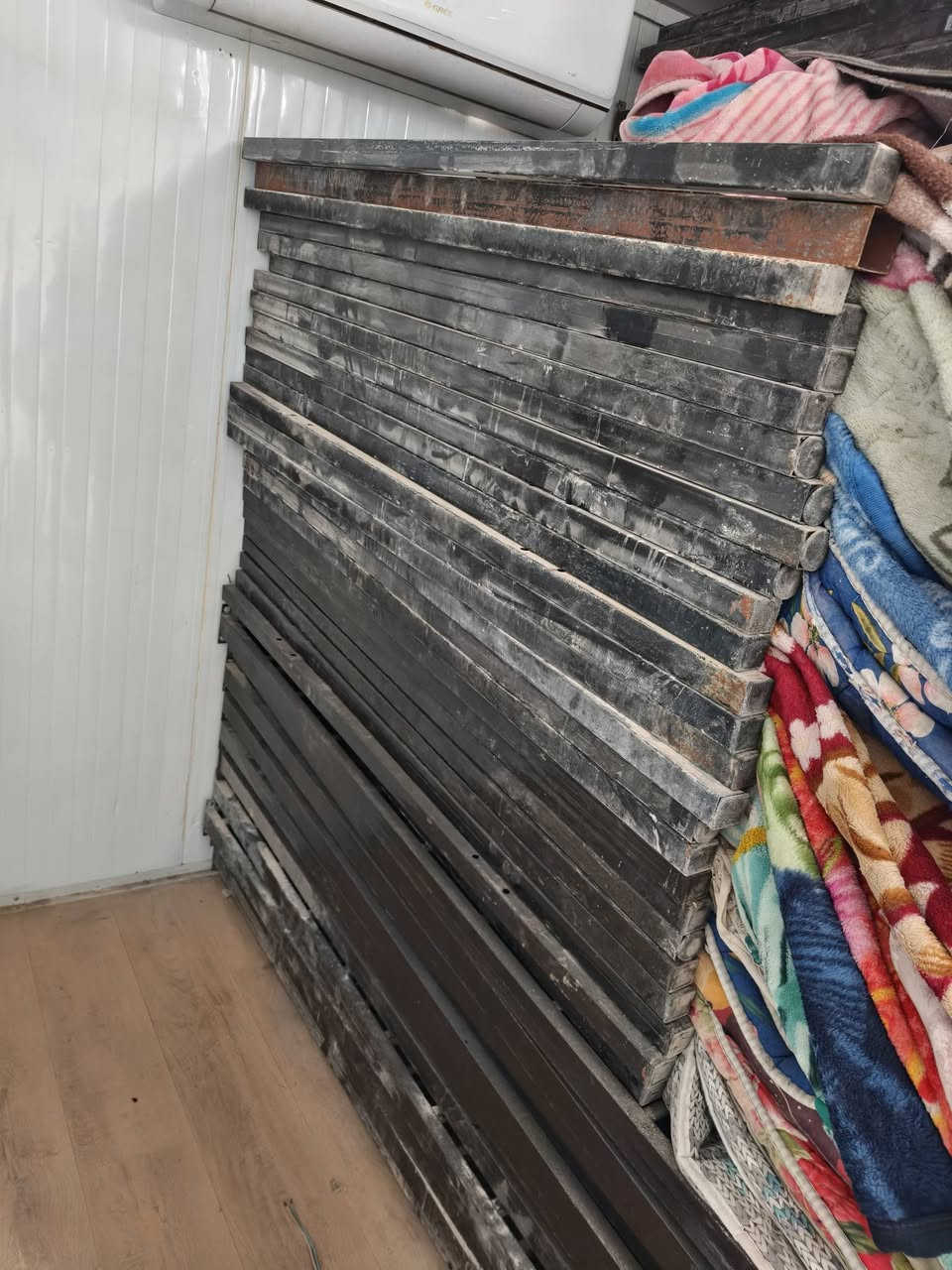 متوفر سرير طابقين صنع عراقي درجه اولئ 
حديد مليم +4 
مستخدمات 
العدد أكثر من 25
الاستفسار على الرقم 
***********
