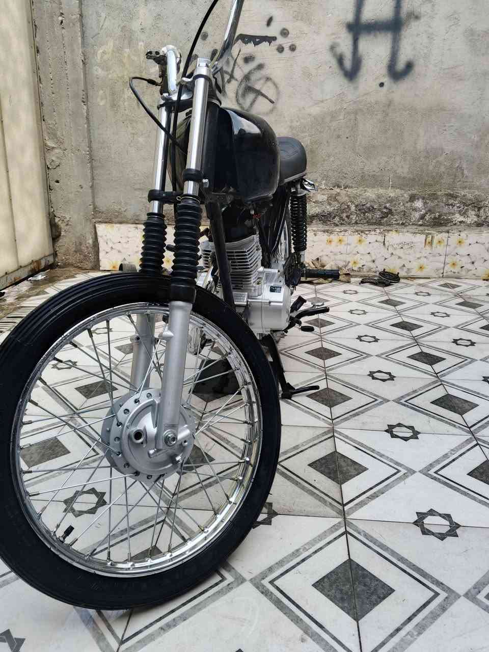 سلام عليكم دراجه للبيع صارله شهرين من معمره ثاني تبديله دهن دراجه نضيفه كلش دراجه ادوات  سعر 700 وبيه مجال مكاني بصره ***********
