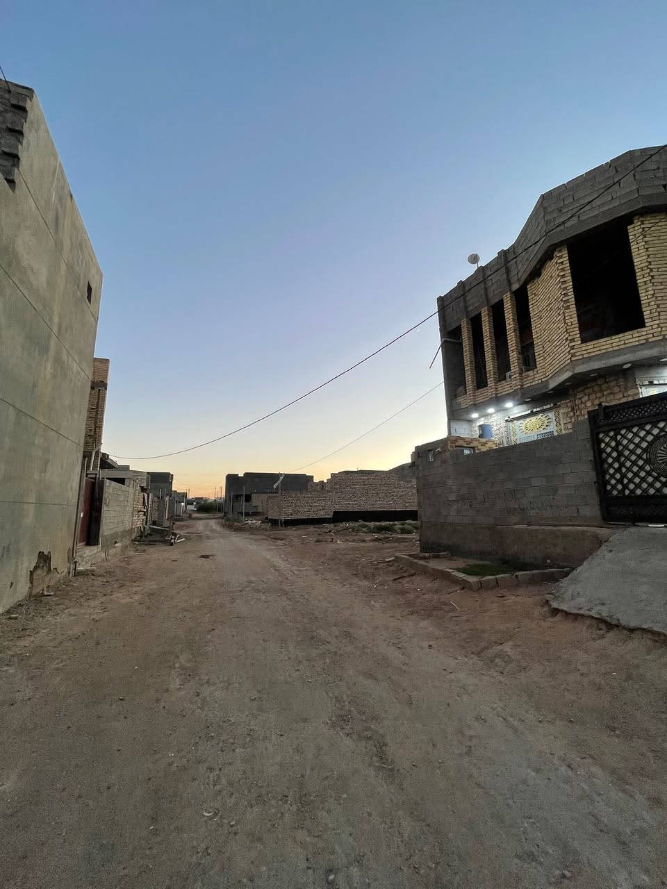 بيت البيع ركن الموقع / الرمادي /6 كيلو /قرب مجمع الهندسي/ وقرب قيادة شرطه الانبار
المسساحة 200متر 

تفاصيل البيت /  طابو صرف / طابقين الول بناء حجر طابق ثاني طابوك بيت فول كامل ناقص بس واجهيه/قريب على شارع15

السعر 110مليون وبي مجال عدد القرف5/ 

للاستفسار ***********
