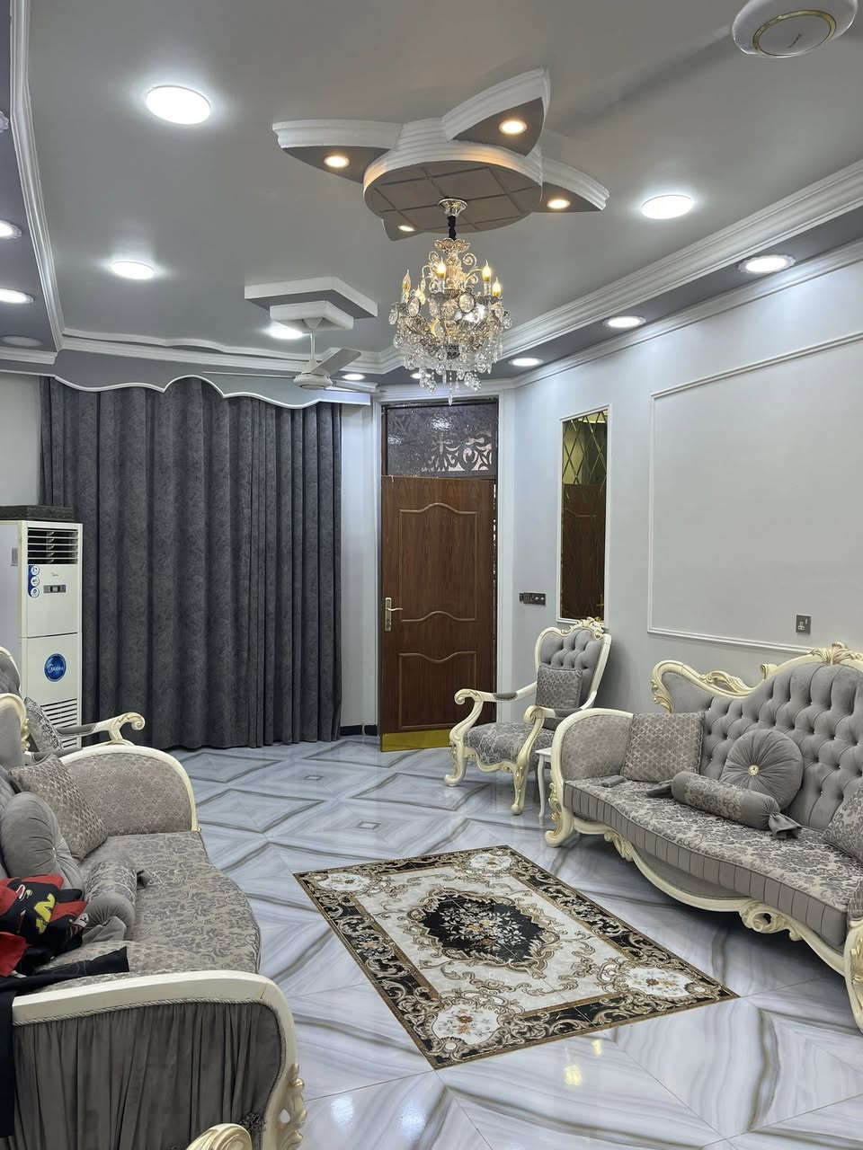 السلام عليكم
دار للبيع المساحه ٤٠٠ ركن 

البناء ٣٠٠ والباقي حديقه و اسواق بيه شقه معزوله بالطابق الثاني 

الطابق الارضي يحتوي على غرفتين نظام سويت 

وصاله ١١م و مطبخ حار و بارد مساحه واسعه واستقبال وحمامات خارجيه عدد ٢ والطابق الثاني يحتوي على غرفتين ايضاً بنظام السويت و حمام العنوان الكوت الجديده مجمع النفط نزلة رشيد البديري يبعد عن طريق بغداد كوت ٣٠٠ متر للاستفسار الاتصال على

***********
