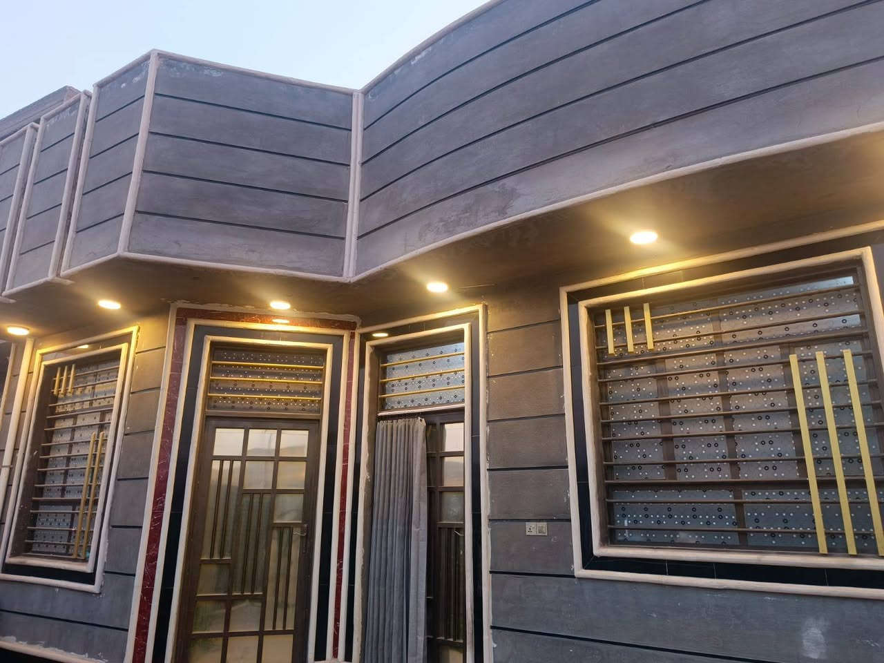 بيت مساحه 200 متر 
تقاطع العلويه شريفه ع . مقابل المجمع السكني 
بناء درجه اولئ  التواصل ***********
