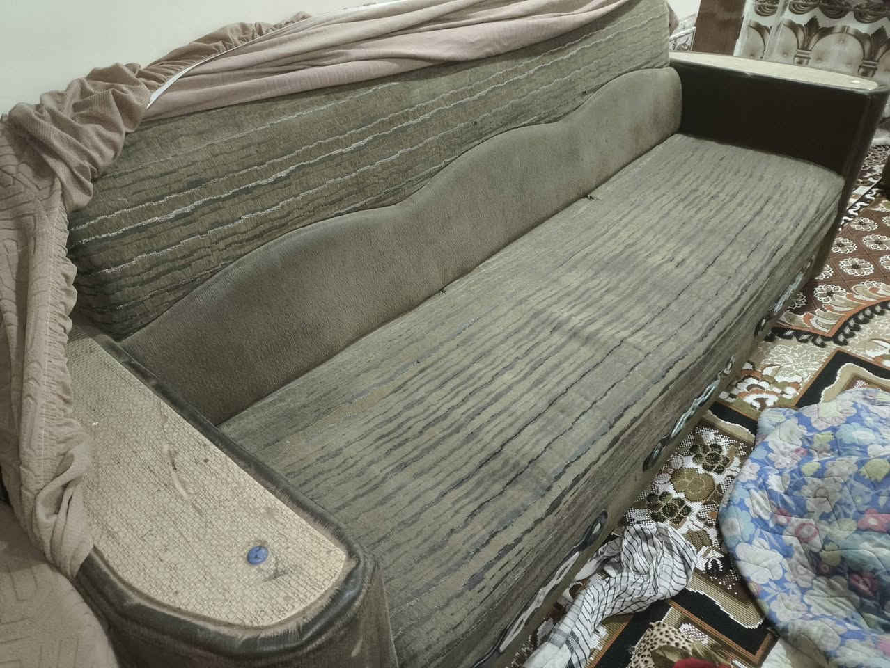 السلام عليكم تخم وديوان للبيع 25نفرخشب وسفنج فول مع تلبيسات جدد ***********
