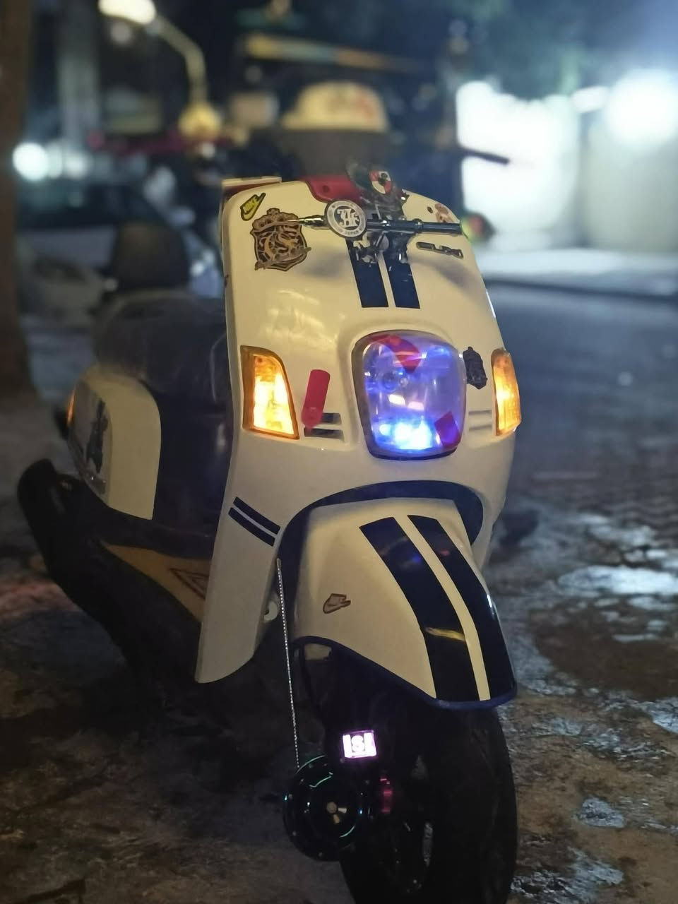 السلام عليكم بوليسي جديده رمبه اي عطل مابيها مكينه بلاديه مكفوله بس كفرات تجاريه هستوني بدلتهن دراجه اولى مزوده شاشه ام بي ثري بيها هواي بيها شغلات هواي صارف عليها سعر 900 وبيها مجال  مكان مدينه صدر الاستفسار عل رقم ***********
