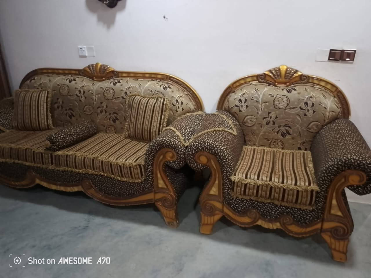 طخم قنفات للبيع  كامل كوشات وجهين ب250  للاتصال  ***********
