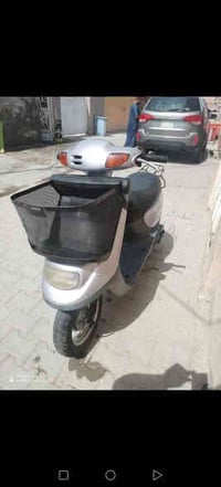 دراجه للبيع كهربائيه شغاله سلف هندر حلوه السعر ٤٥٠ وبيها مجال شراي يتص...