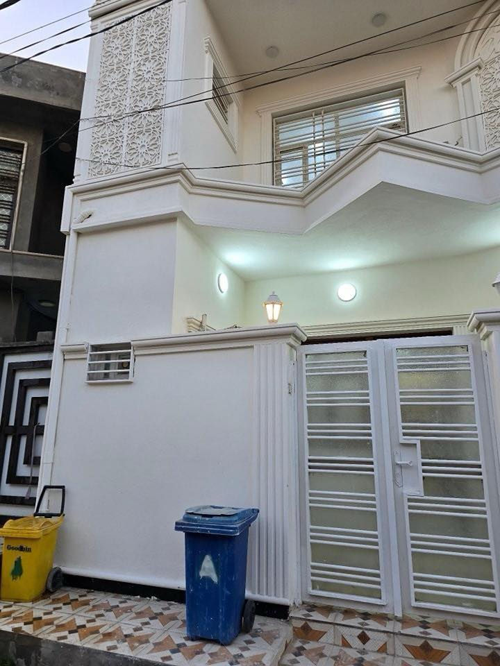 دار سكن بناء حديث للبيع 
حي العروبه الثانيه خلف جامع العروبه 
الدار غير مسكون 
_____________________________
المساحه / 150 متر 
الواجهه / 9.5 متر 
____________________________
الطابق الارضي / غرفتين نوم / صاله/استقبال/ مطبخ/ مجموعتين صحيه/ طارمه 

الطابق الأول/ غرفتين نوم/ صاله/ مطبخ/ مجموعه صحيه / سطح 
_____________________________
للأستفســار/ مراجعـــــة مكتـــب النخبه للعقار والمقاولات العامه الكائــن حي العروبه شارع المتحف مقابل ايسي كريم الإيطالي او الاتصال على الأرقام التاليه 
***********
***********
