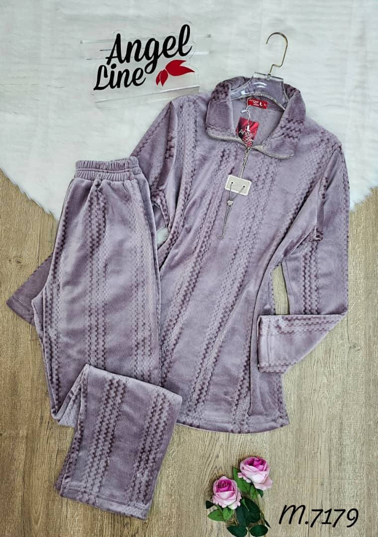 *لهوووون  وحاااااج* 🔥
ما ضلوووو حدا  يحكي  هاااا😂🤭
بجاما مخمل سادة مكفرج🌷😍
مخمل  سوفت  مبطن  بل كاااااامل  
💯🔥🔥
 *متوفرة بقياس جامبو* 
قياسات:  
 *Xl.2xl. 3xl .4xl. 5xl .6xl*
 
 *يعني  من 42  لل  62*

🙈🙈🙈🙈🙈😂😂😂


**إذا كنت صاحب هذا الإعلان وتريد حذفه لأي سبب، رجاءا أرسل رسالة إلى الدعم الفني**