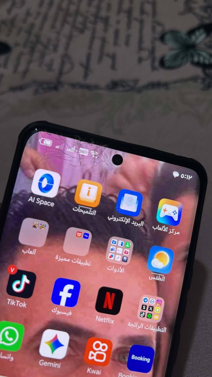 HONOR 90 سلام عليكم جهاز للبيع تلفون نضيف بس فطور بلكلازه مو شاشه جهاز ضمان ذاكره 512ضمان من باب البيت معروض مراوس وللبيع السعر 220العنوان بغداد ***********الشراي يتصل
