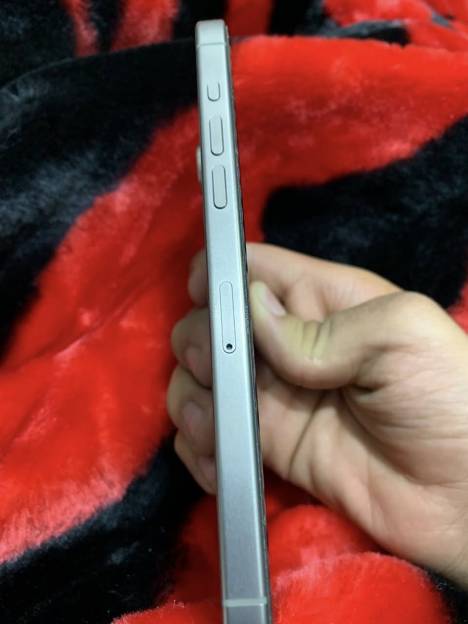 السلام عليكم 
ايفون 15برو ماكس مع الكارتونه  📱 

جهاز نضيف وضع الشركه ممفتوح 
ذاكره 256
بطاريه 85🔋
عنوان بغداد :المنصور 
السعررر950الف💸
***********
