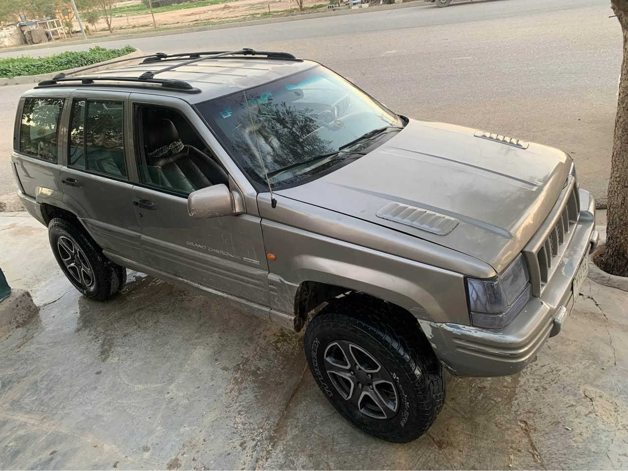 جێب چیرۆکی مۆدێل 1998 مەکینە V8 تۆماتیک و دەبڵ ئەکسل بەشەرتی گیرومەکینە و ئەکسل  تەقەورەقەی نیە رەقەم سلیمانیە  بەشەرتی تەحویل و وەکالە سەنەوی بەسەرجوە  فول مواسفاتە بەس سلایت نیە نرخی 60 گەڵاو مەجالی تیایة گورینەوەش اکەم بە شتیک بەدلم بیت ژ.م *********** *********** كالار, السليمانية
