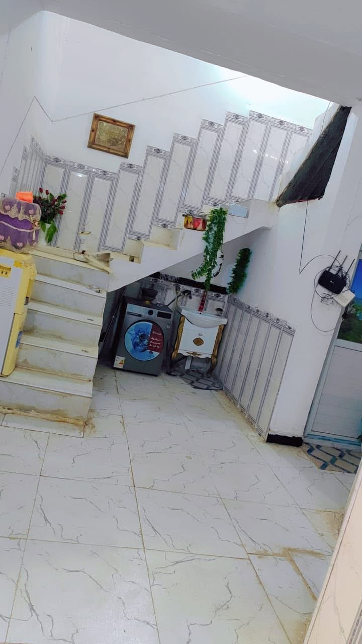 🏠 #دار_للبيع_في_منطقة_الحي_العسكري 🏠
                              أعلان رقم : (204)
المساحة: 100 متر مربع.
التصميم: غرفة نوم، صالة، مطبخ، غرفة استقبال 2 مجمع صحي.
الموقع: يفتح مباشرة على ساحة خدمات، وبعد الخدمات يطل على السايدين الرئيسي للحي العسكري.
💰 للاستفسار عن السعر:علق بكلمة (الخبير) وسنرسل لك التفاصيل فوراً.
أو تفضل بزيارتنا في: مكتب الخبير للعقارات📍 السماوة - حي الصدر - تقاطع النادي الرياضي - مجاور مطعم كباب الخليج.📞 للاتصال والتواصل المباشر:أ. محمد سالم: ***********
