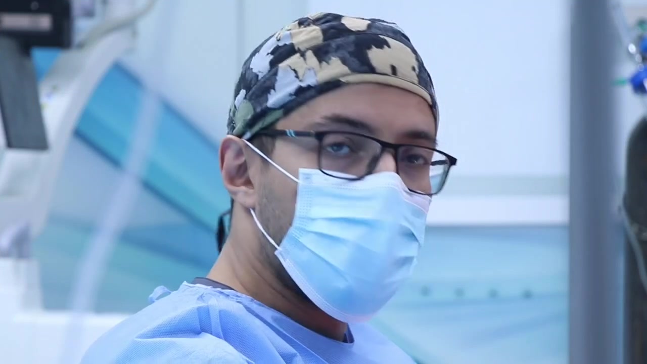 ⚠️ بعد أشهر من الألم والعلاج الطبيعي والمحاولات المتكررة للعودة إلى النشاط الرياضي...

يعتقد الكثير من المصابين بقطع الرباط الصليبي أن التمارين وحدها كافية للعلاج لكن الحقيقة أن بعض الحالات تحتاج إلى تدخل جراحي لاستعادة استقرار الركبة والعودة إلى ممارسة الحياة الطبيعية والأنشطة الرياضية بثقة أكبر.

في هذا الجزء نتابع تجربة أحد المصابين مع قطع الرباط الصليبي وكيف تحوّل قرار إجراء العملية من خيار مؤجل إلى الحل الأمثل بعد معاناة طويلة مع الألم وعدم استقرار الركبة.

الدكتور جعفر أبو ذر حازم العامري
اختصاص جراحة العظام والكسور والمفاصل – شهادة البورد (الدكتوراه)

🔹 تثبيت الكسور الاعتيادية والمعقدة
🔹 تبديل مفصل الورك والركبة
🔹 علاج التشوهات الولادية وخلع الورك الولادي وحنف القدم
🔹 الجراحة الناظورية للإصابات الرياضية
🔹 جراحة العمود الفقري والتأهيل الطبي

📍 العنوان: الكوت – شارع الأطباء القديم
مجمع الرؤوف الطبي (الحمام الجمهوري سابقًا)
مجاور صيدلية الفلاح

📞 للحجز: ***********
