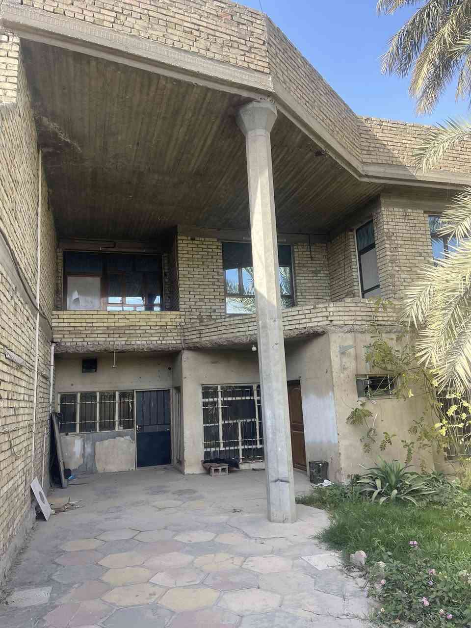 السلام عليكم البيت للبيع المساحة 300 الواجهة 12 متر النزال 25  طابقين كامل صحيات و كهربائيات جاهز للسكن فارغ حالياً متوفر فقط اتصال واتس آب و هاتف للأتصال *********** البيت بأسمي
