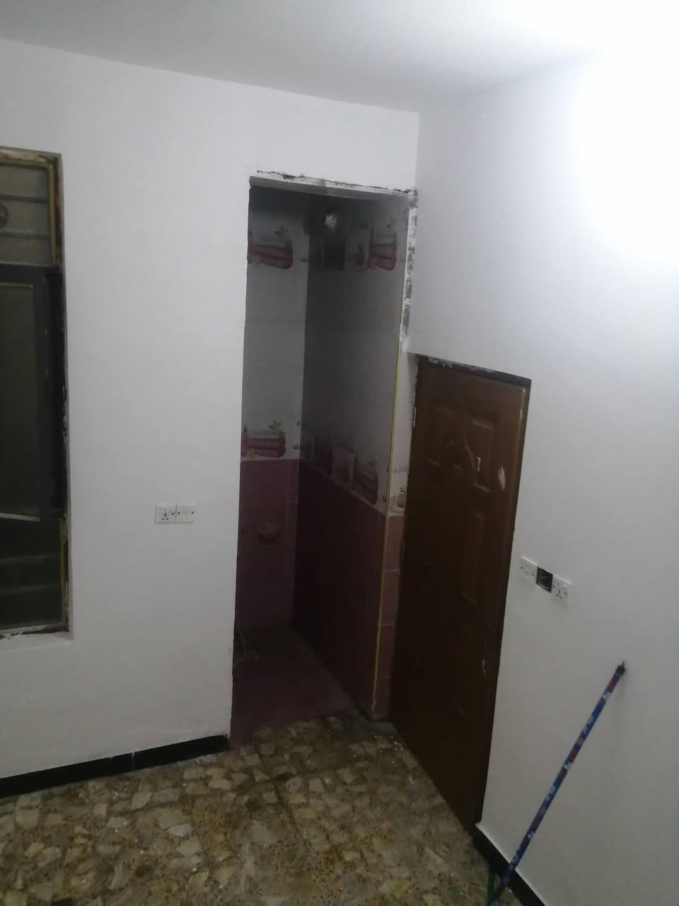 سلام عليكم بيت مساحه ٥٠ البلديات ضياء الحلفي غرفتين وصاله ومطبخ وحمام واستقبال وسطحين شارع عريض موجه البيت للاستفسار *********** متواجد خاص
