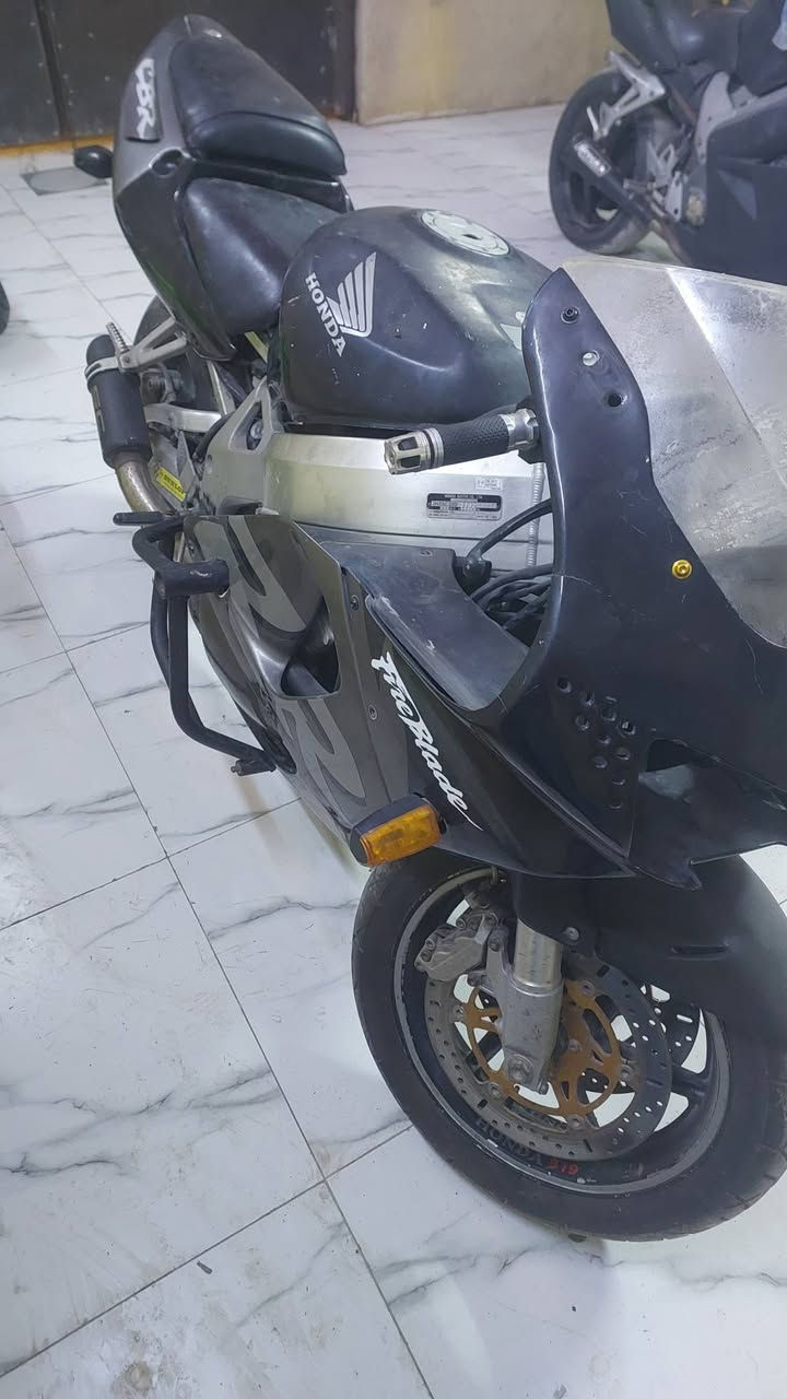 سعر مليون ونص قفل مكان بصرة هوندا919 كامله للبيع شغاله بس ابيع كوم حديد عوزها كاك بانزين وباتري بيها بس يرادله تبديل بس واللايت الكدام موجود بس نقصه جامه اماميه دراجه شغاله نكره سلف ابيع كوم حديد عنواني بصرة شارع الوفود توصيل ماعدي تجي تشوف دراجه بلباب ادوات بدون اوراق سعرها مليووون ونص قفل *********** واتساب اتصال وماسنجر موجود بكل وقت
