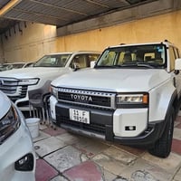 تويوتا برادو 2025 عبد اللطيف  لون ابيض صدفي  موصفات  R3  ماشيه  15 الف...