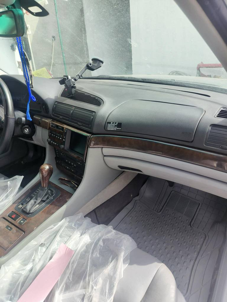 🔥 للبيع او لمراوس 
 BMW 740i 🔥
موديل 1995 محدث 2000
🚘 فئة الفخامة الألمانية – نظيفة ومرتبة
🔹 محرك V8 سعة 4.0 لتر (قوي وناعم)
🔹 گيّر أوتوماتيك أصلي يبدّل بسلاسة
🔹 سحب ممتاز وثبات عالي بالخط
🔹 داخلية جلد أصلية ابلادي مو دوشمه عراقيه
🔹 مكيف شغال تبريد قوي
🔹 كهرباء كاملة (جامات، مرايات، سنتر لوك)
🔹 نظام تعليق مريح
🔹 السيارة تمشي سفر بدون مشاكل
✅ استعمال شخصي
✅ المحرك والشاصي بحالة جيدة
✅ ما محتاجة مصروف حاليًا
🚘 ترايك وين متريد 
سياره مرتبه ومصبوغة عام ومابيها ذرة خياس
تدفئة تبريد حدادية امامي وخلفي 
📍 الموقع: [ محافظه واسط/قظاء الحي ]
📞 الاتصال: [***********]
السيارة تناسب اللي يعرف قيمة الـ V8 ويحب الراحة والفخامة 👑 الحال, واسط
