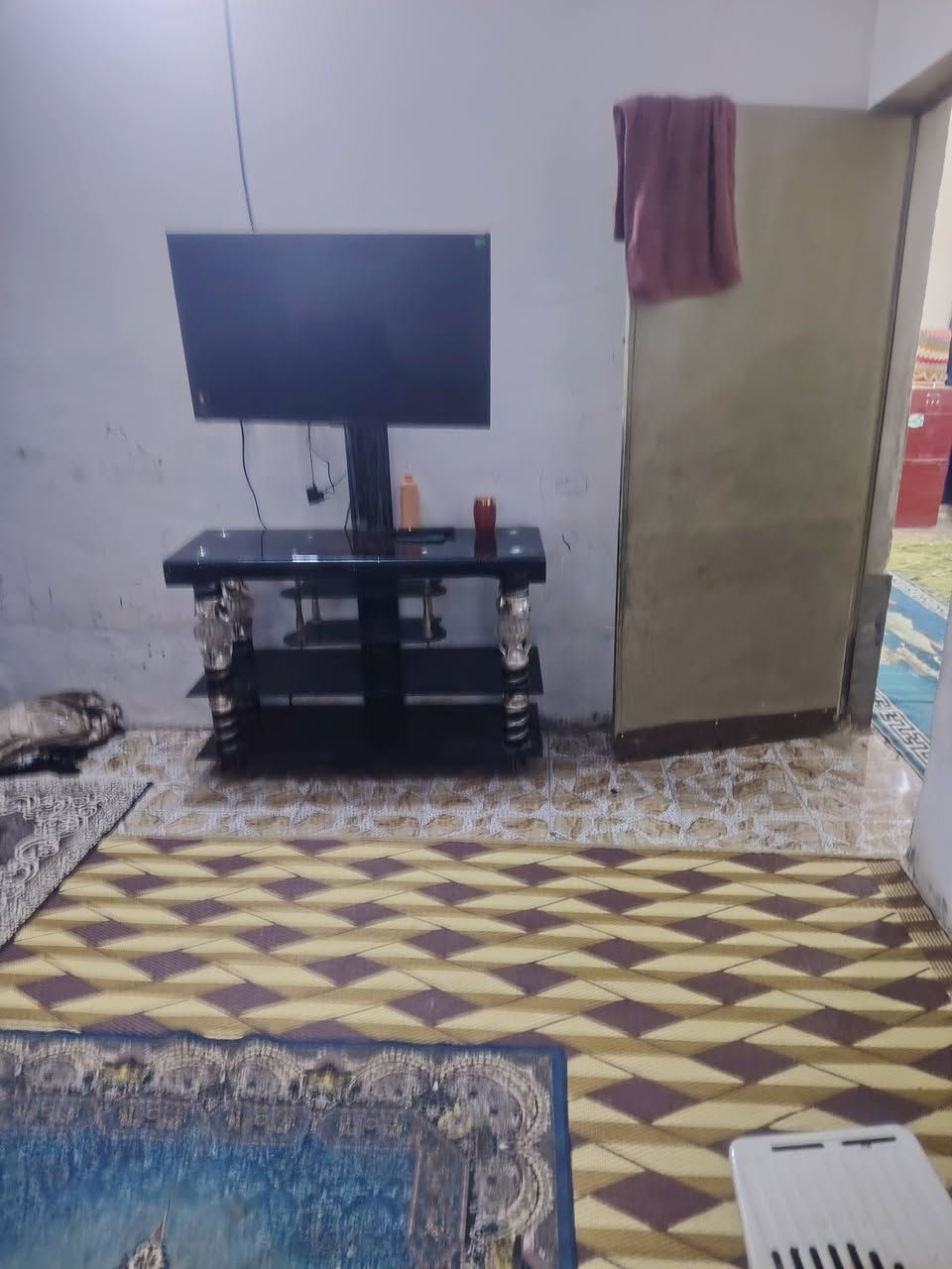 بيت للبيع مساحة ١٦٠ متر قاطين القاط الأرضي بي غرفةواستقبال وصالة ومطبخ ومنور والفوك غرفتين وصالة وصحيات خلف مدرسة الزوراء الأهلية لاتصال ع رقم ***********
