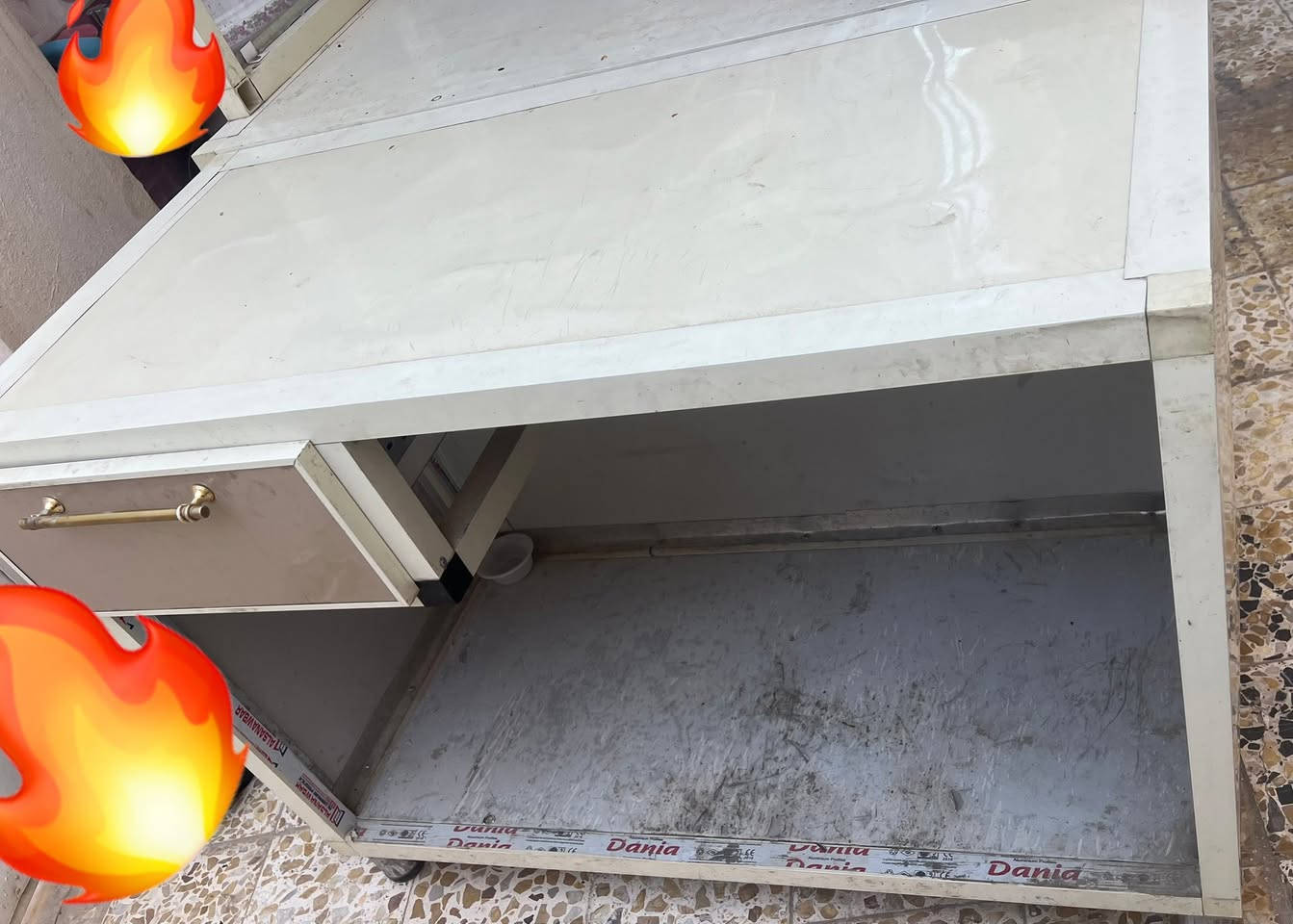 السلام عليكم فاترينات للبيع عدد2 اخو الجديد وبسعر مناسب للاستفسار الاتصال على الرقم التالي ***********
